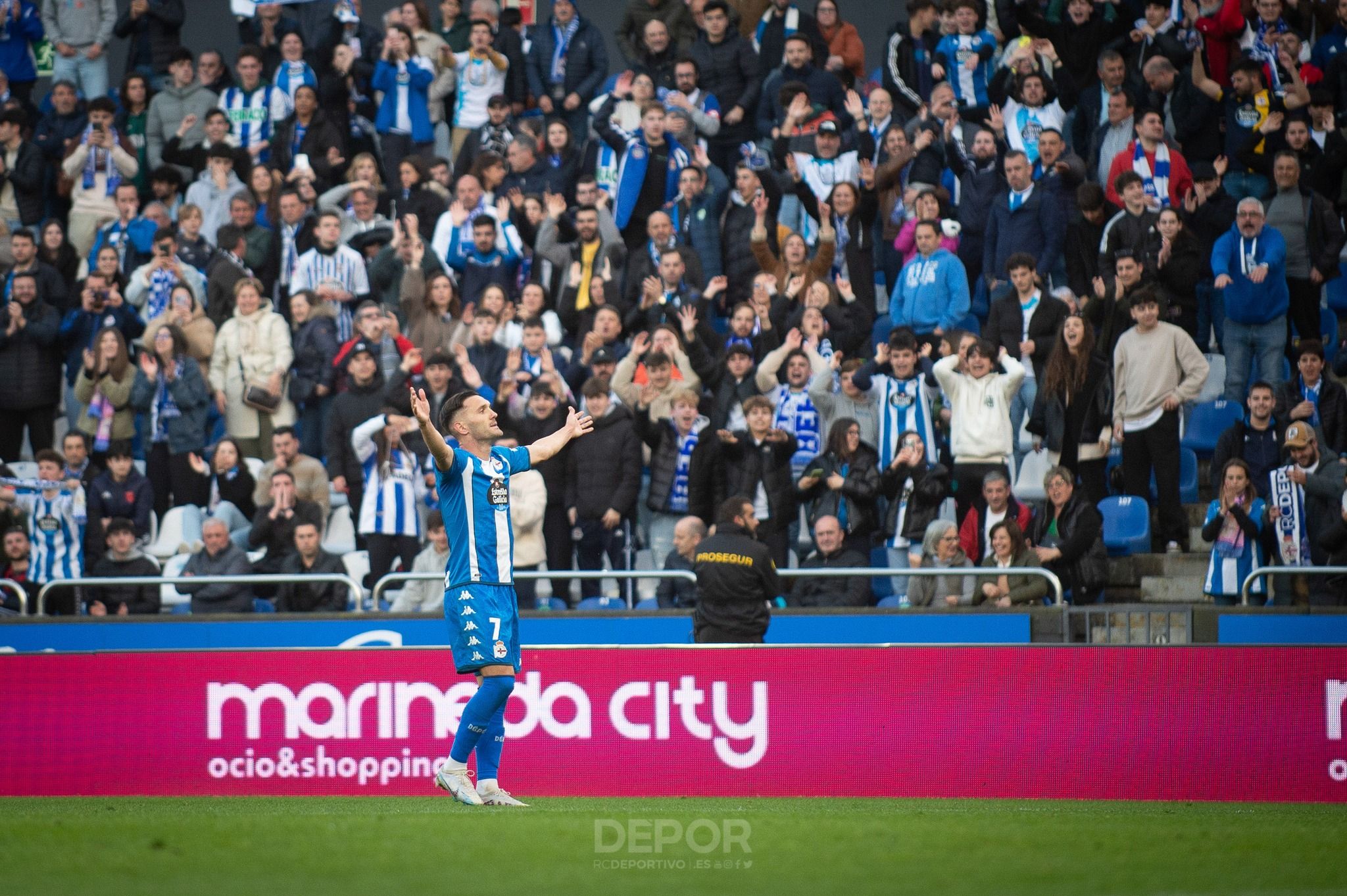  Lucas Pérez celebrando su gol ante el Celta B