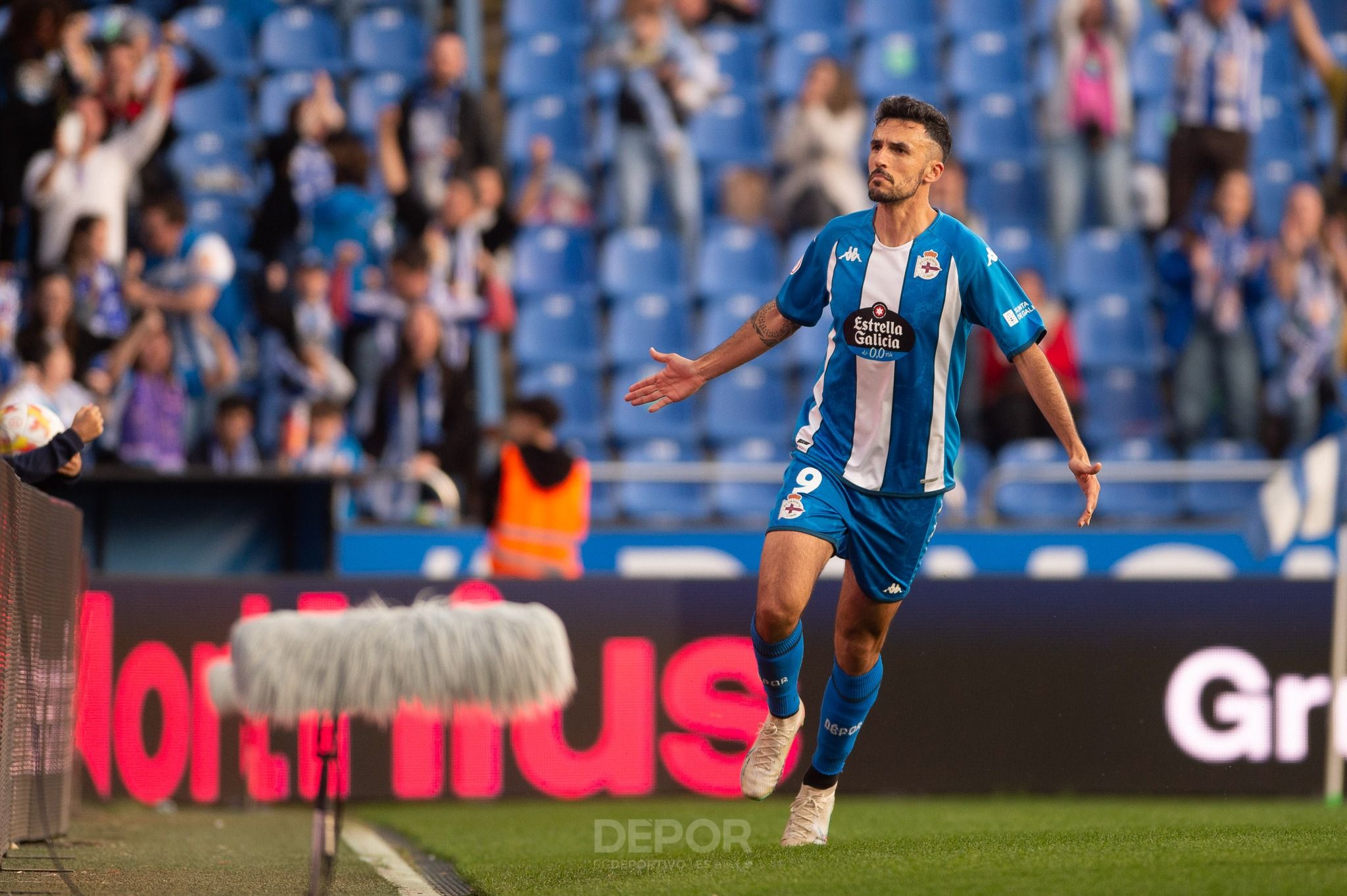  Alberto Quiles celebrando uno de sus dos goles en la victoria del Deportivo al Fuenlabrada
