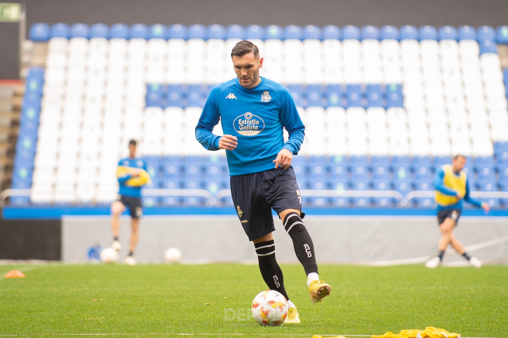  Lucas Pérez entrenando con el grupo en Abegondo