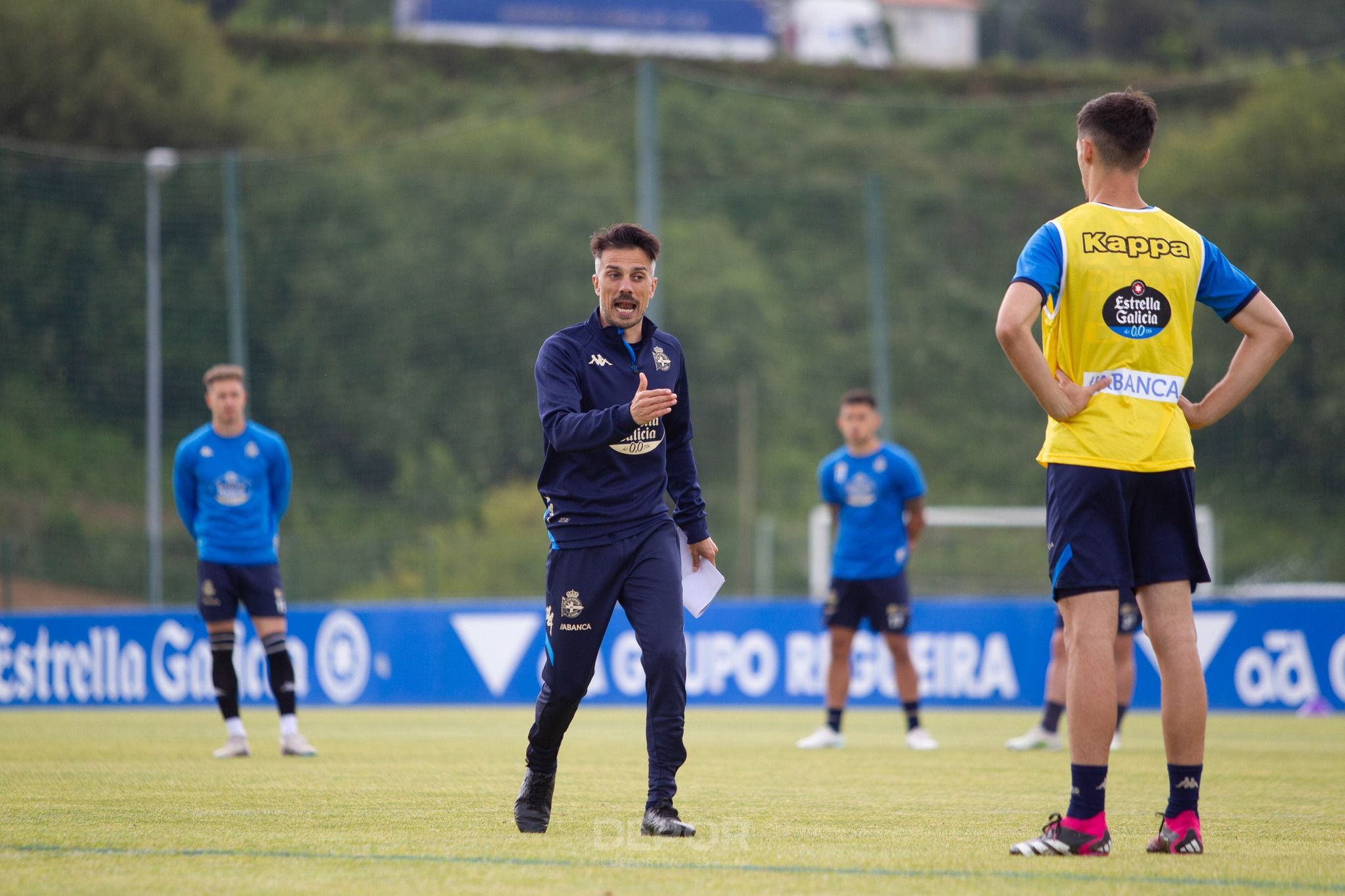  Rubén de la Barrera dirigiendo un entrenamiento en Abegondo