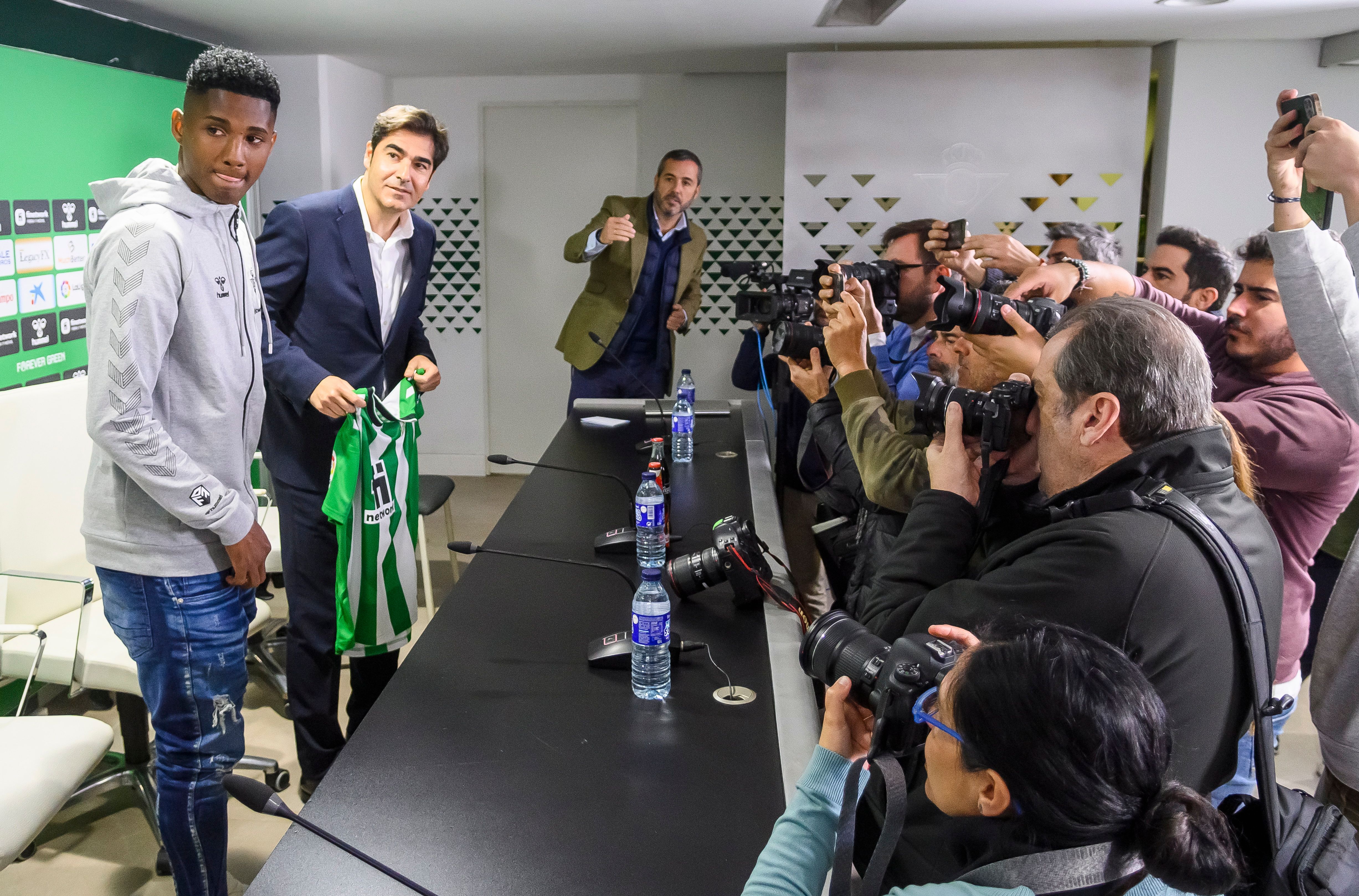 Abner, junto a Ángel Haro, en su presentación con el Betis.