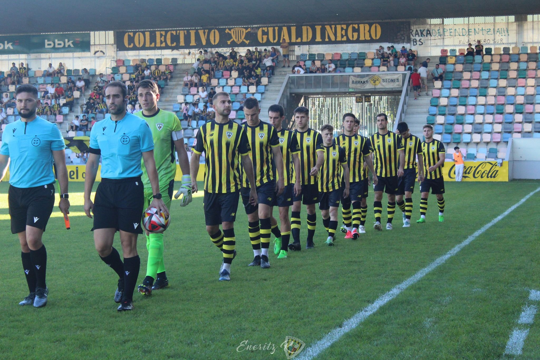  Los jugadores del Barakaldo saliendo al campo.