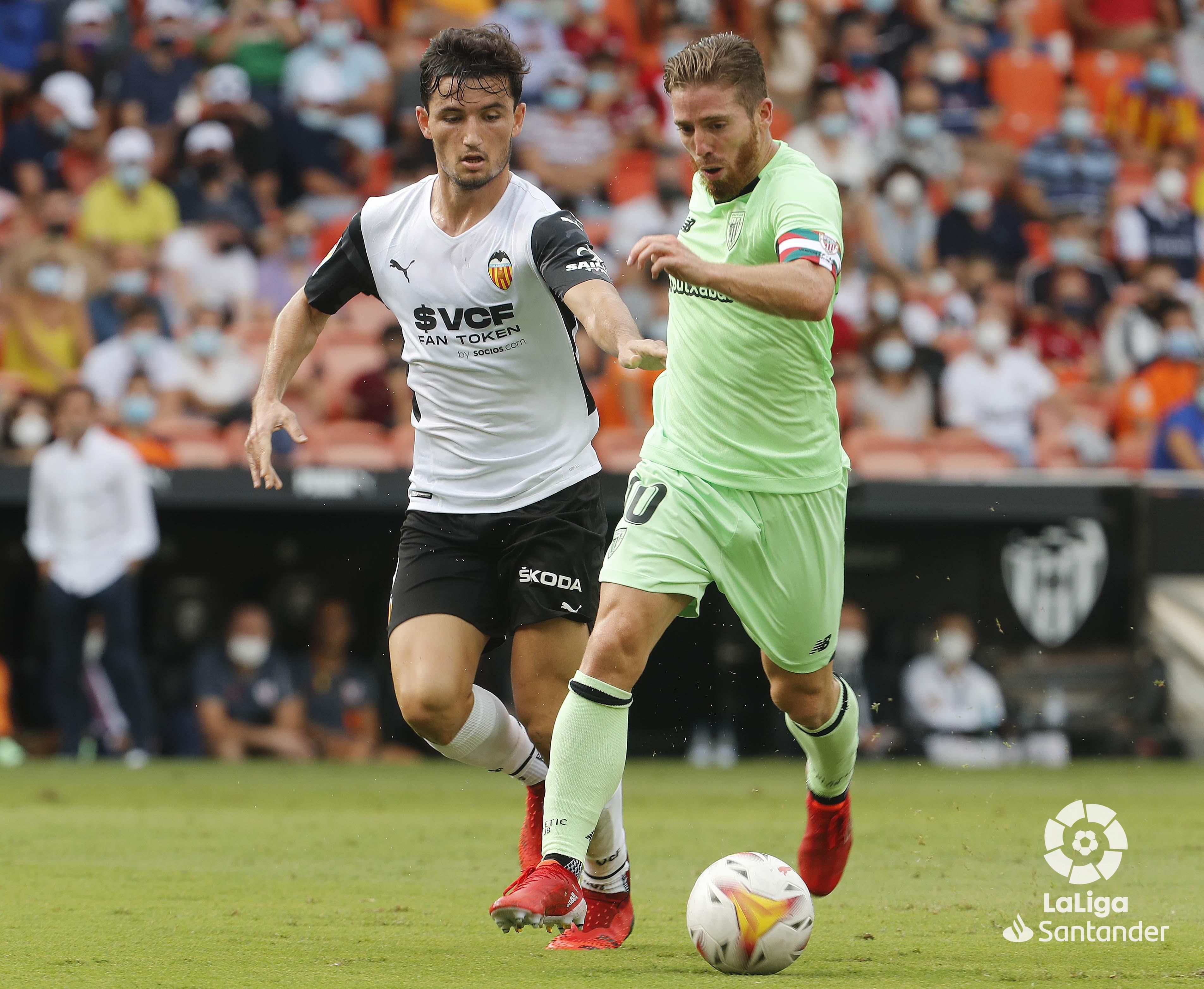 Iker Muniain dribla a Hugo Guillamón en Mestalla en un partido del Athletic Club ante el Valencia.