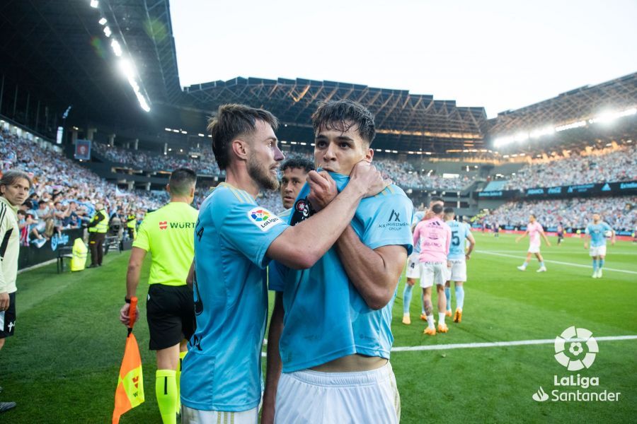 Gabri Veiga se besa el escudo del Celta tras marcar al FC Barcelona.