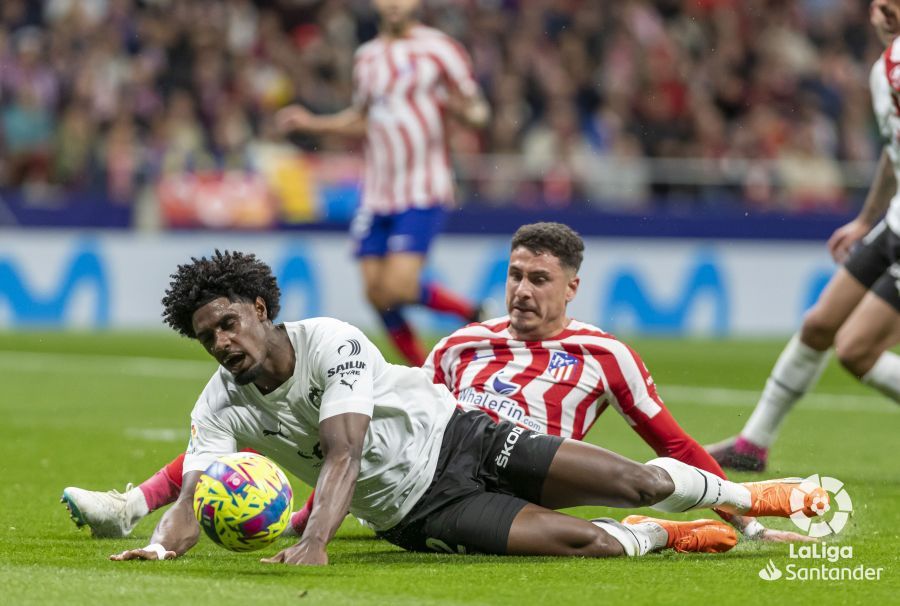 Thierry ante el Atlético en el Metropolitano..
