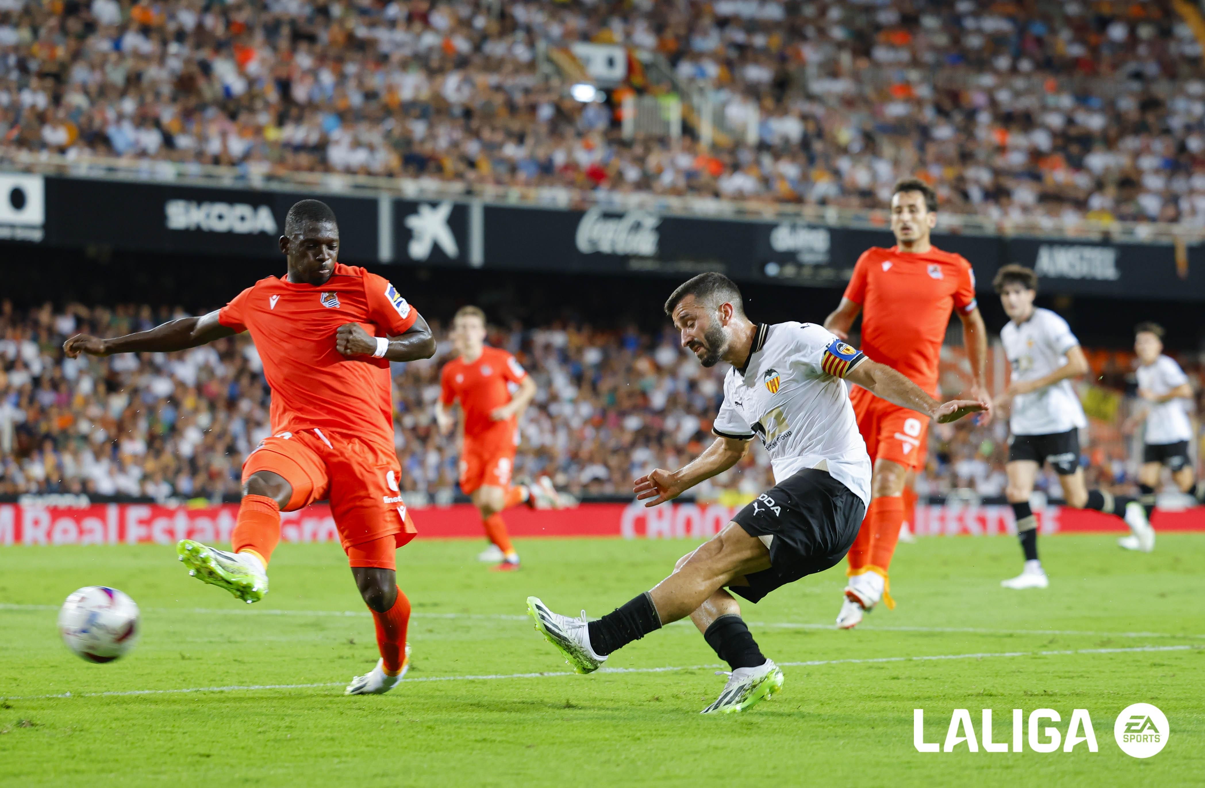 Hamari Traoré tapa a Gayà en el Valencia - Real Sociedad (Foto: LALIGA).