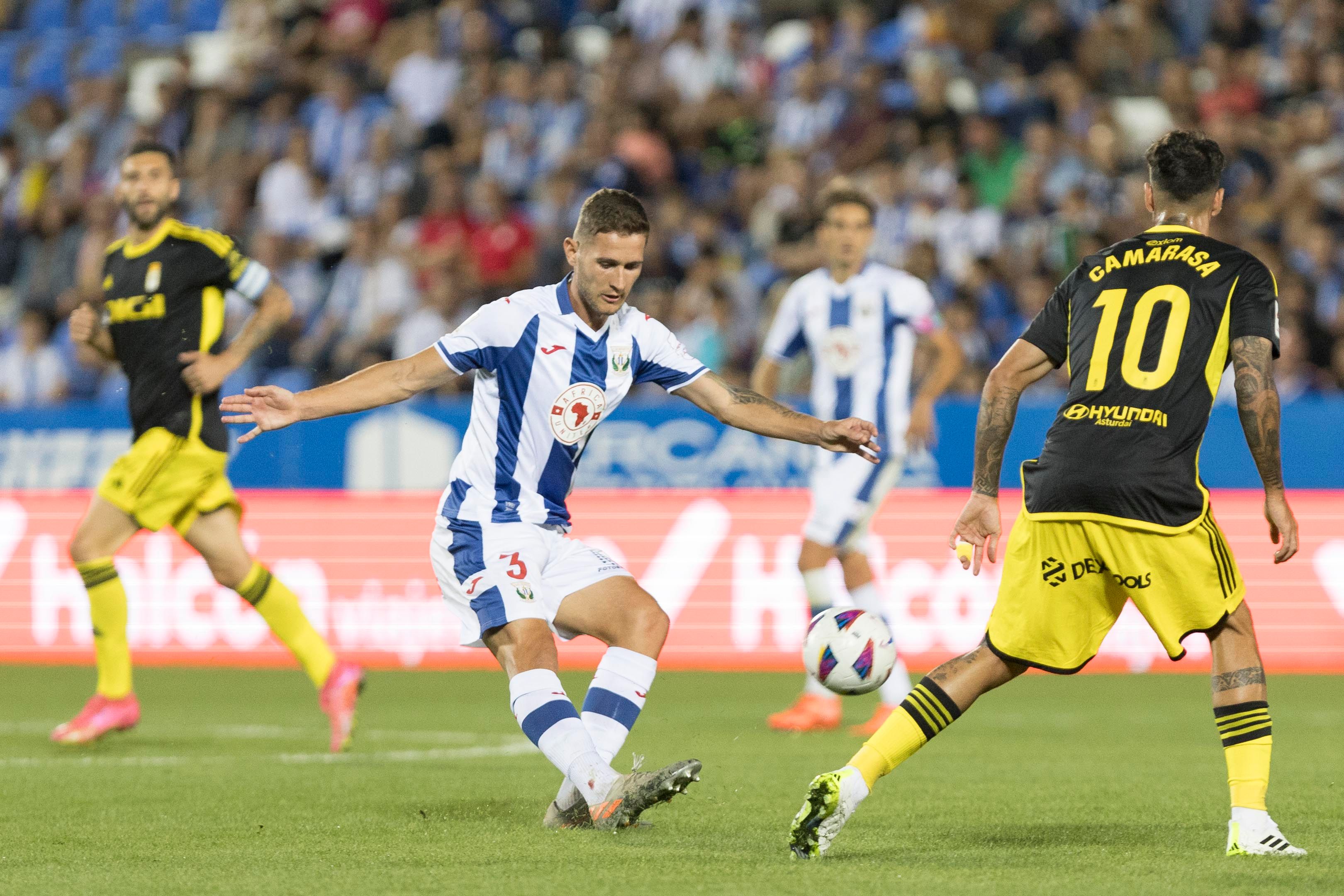  Camarasa vigila a Perea en el Leganés - Oviedo.