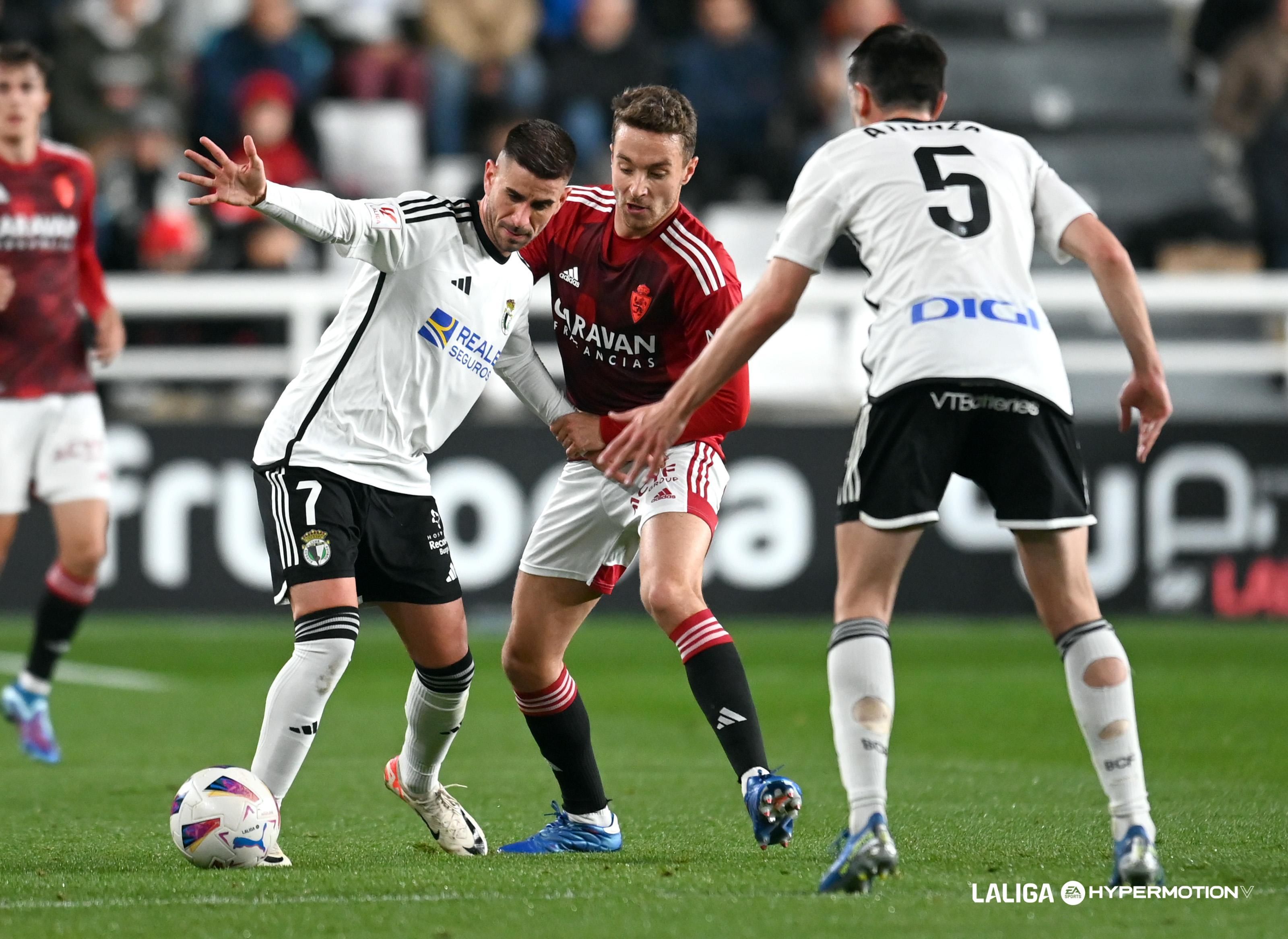  Marc Aguado presiona a Dani Ojeda durante el Burgos - Real Zaragoza.