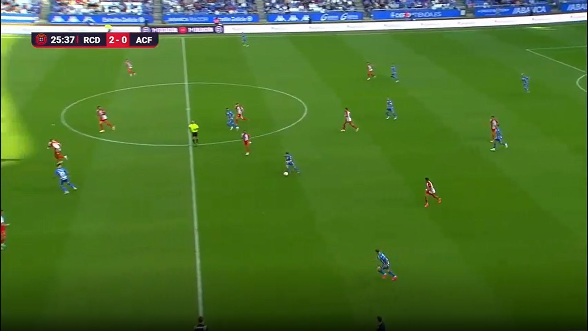 Mario Soriano recibiendo a un lado del doble pivote rival