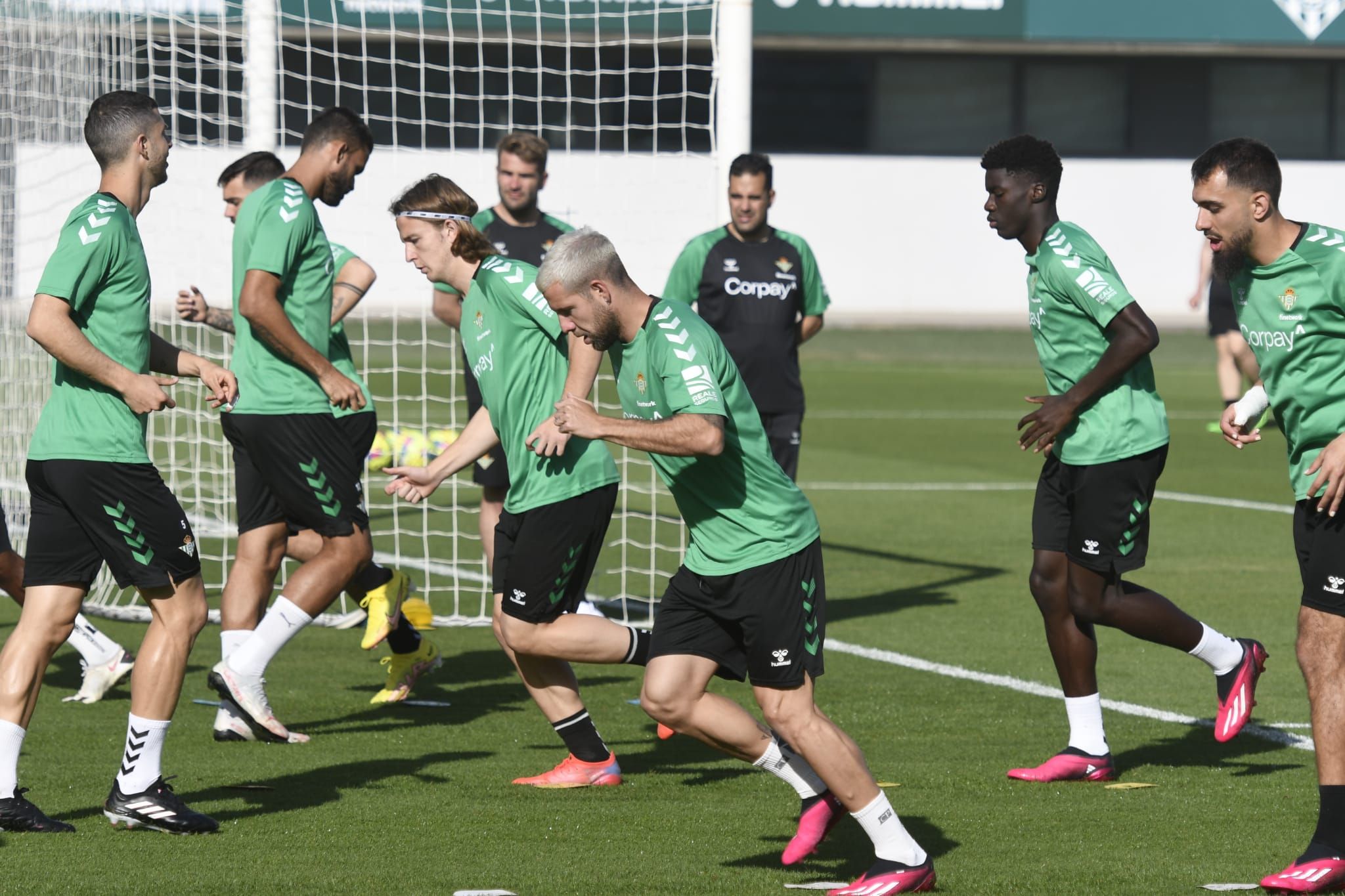 Assane Diao junto a Borja Iglesias (foto: Kiko Hurtado).