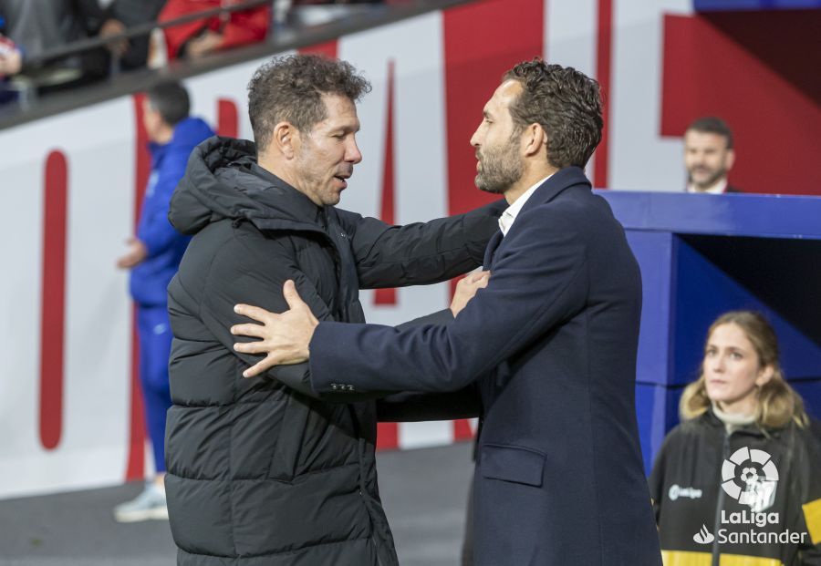  Simeone y Baraja se saludan antes de un Atlético de Madrid - Valencia CF