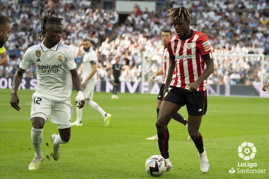 Nico Williams encara a Camavinga en el Real Madrid-Athletic.
