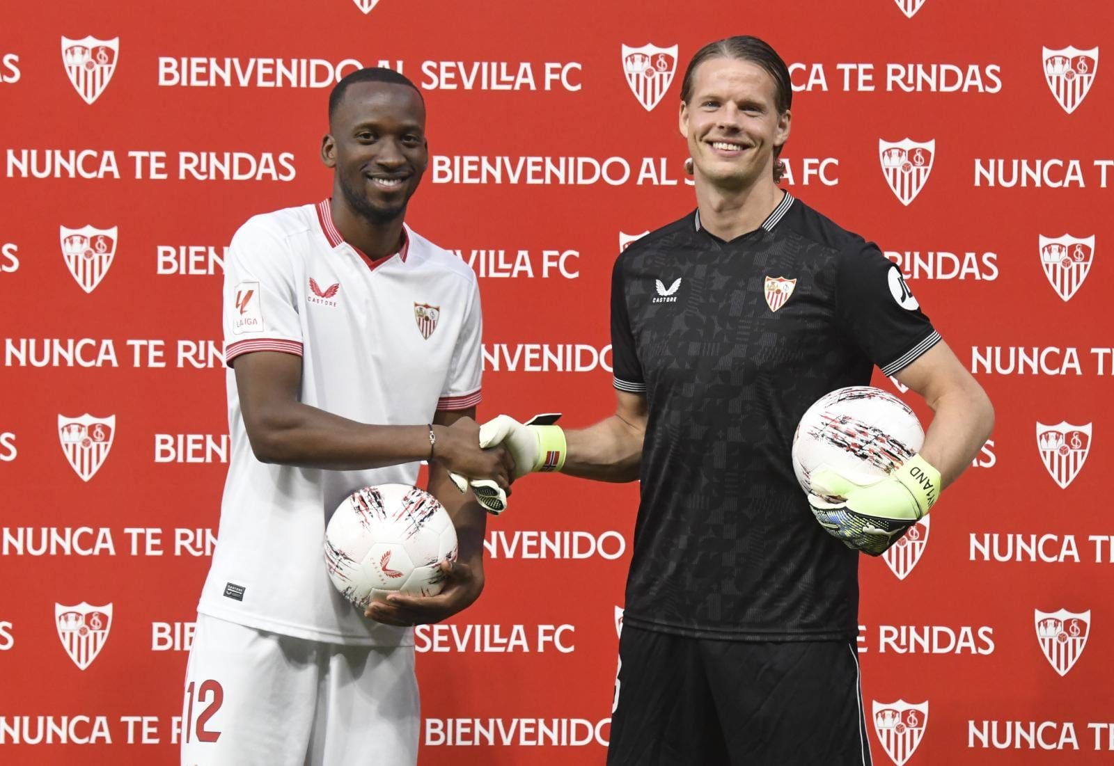  Lukebakio y Nyland, en su presentación con el Sevilla.
