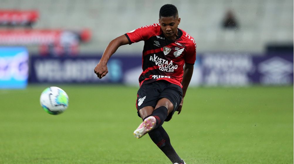  Abner Vinícius, jugando con el Athletico Paranaense.