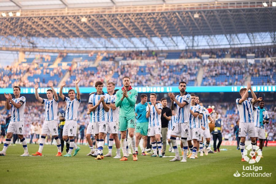  La Real Sociedad aplaude al Reale Arena tras acabar la temporada.