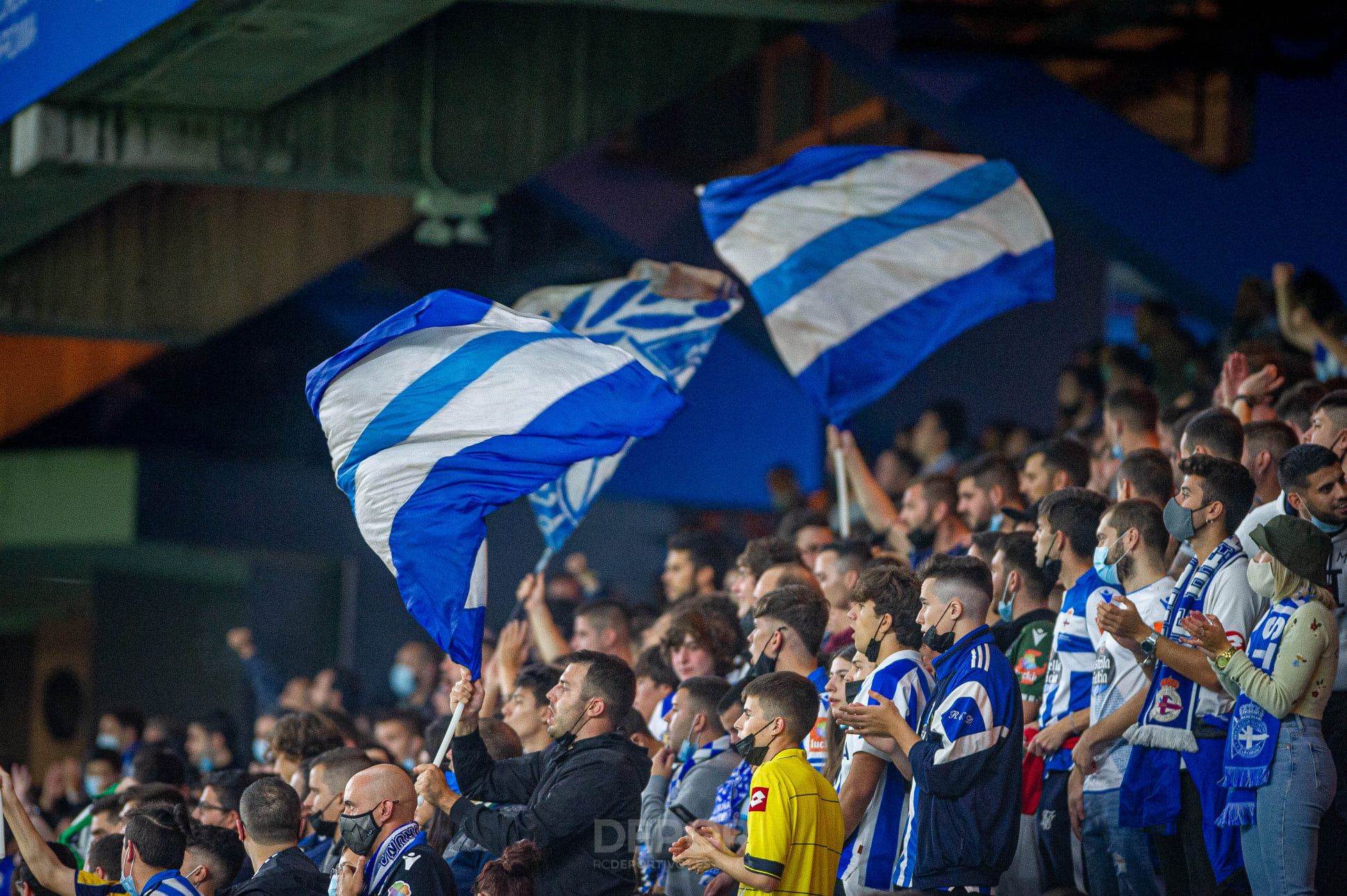Afición del Dépor animando en las gradas de Riazor (Foto:RCD).