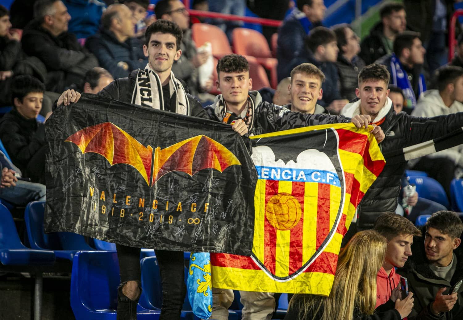  Afición del Valencia CF en Getafe en el debut de Baraja