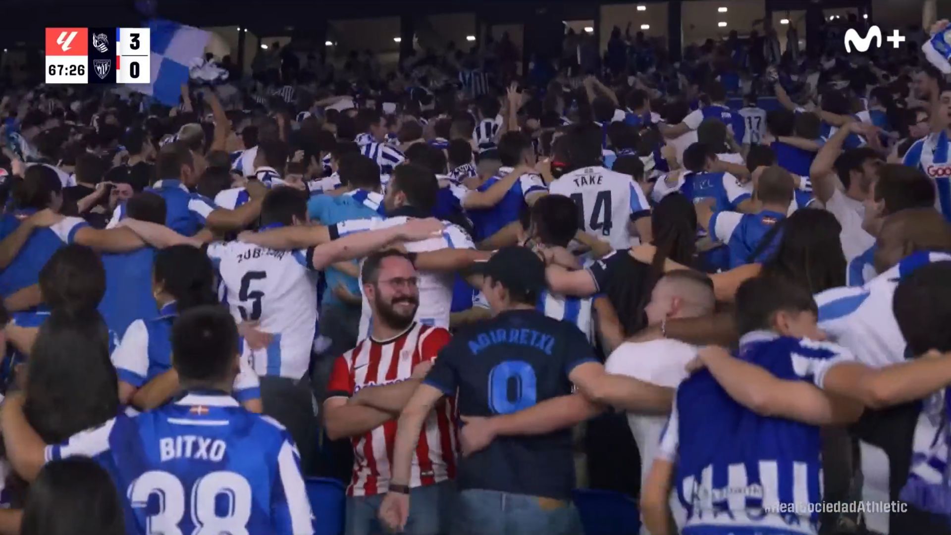 Jon Azanza, el aficionado del Athletic Club metido en plena celebración de la afición de la Real Sociedad en el derbi vasco de Anoeta.