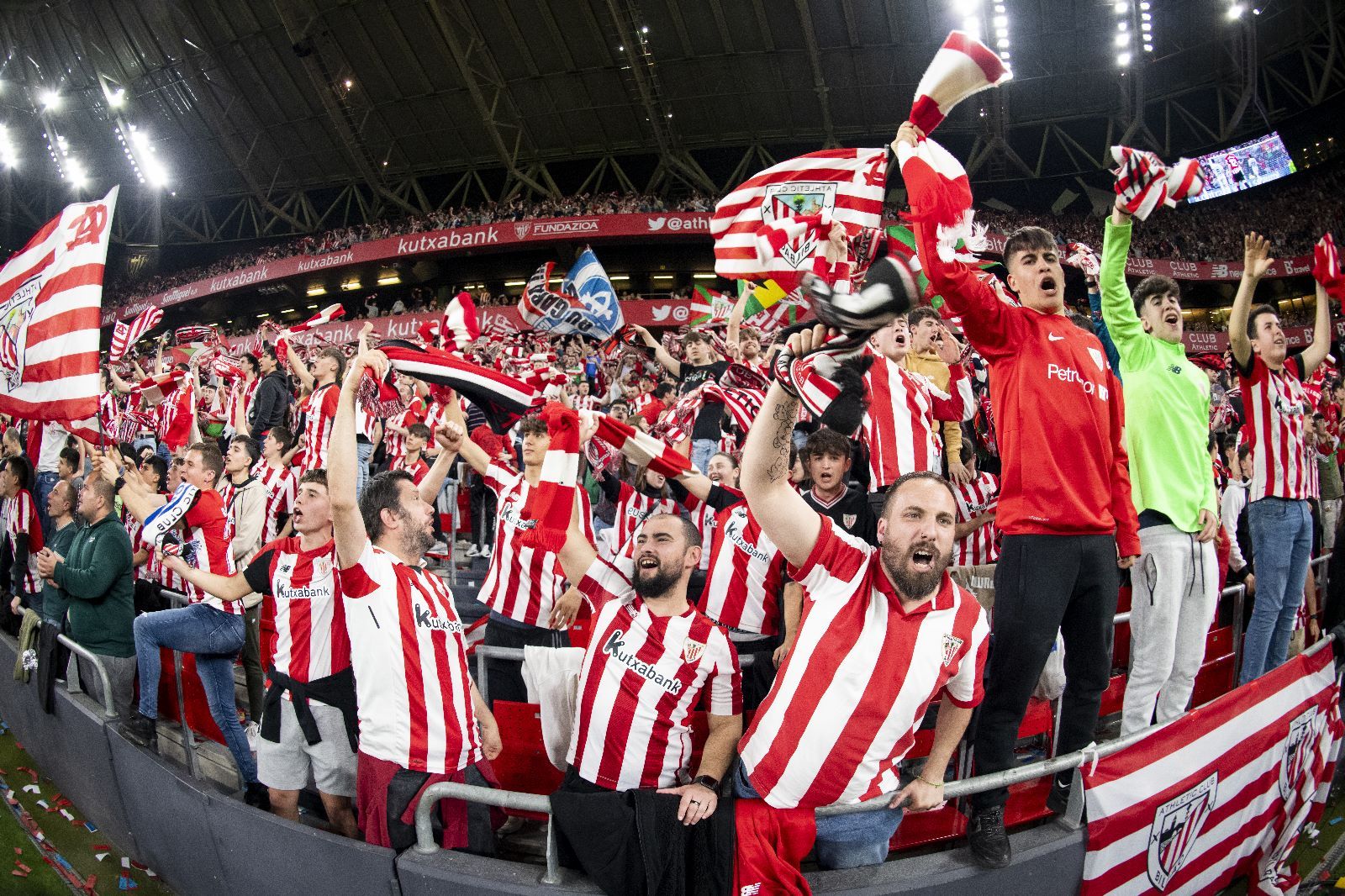 Los athleticzales dándolo todo en un partido de los leones en San Mamés.