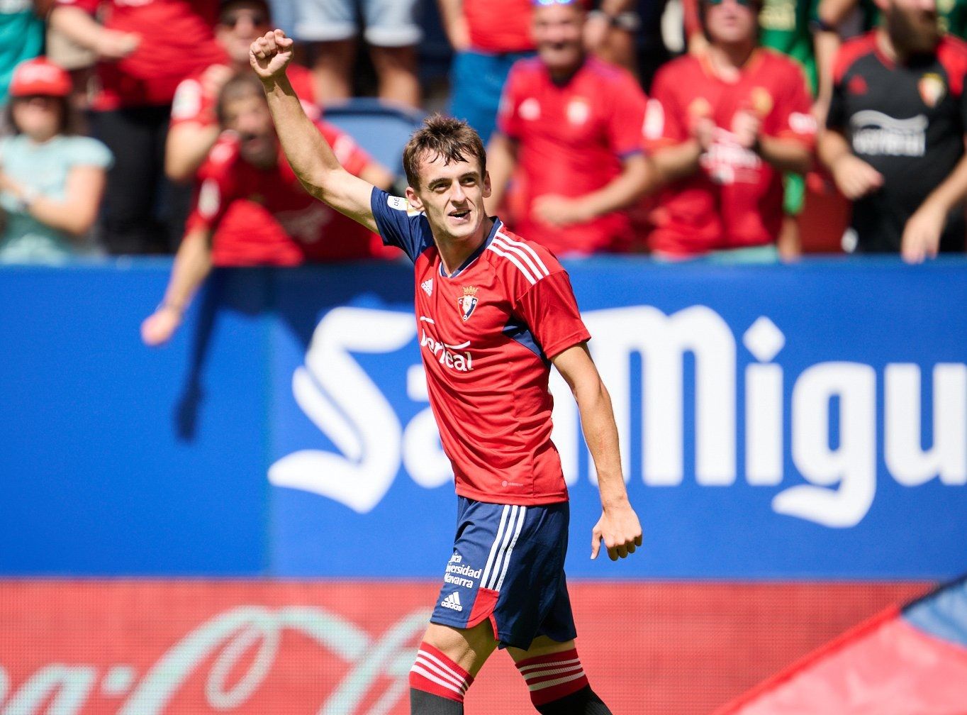  Aimar Oroz, que espera al Athletic Club, celebra un gol con el CA Osasuna.