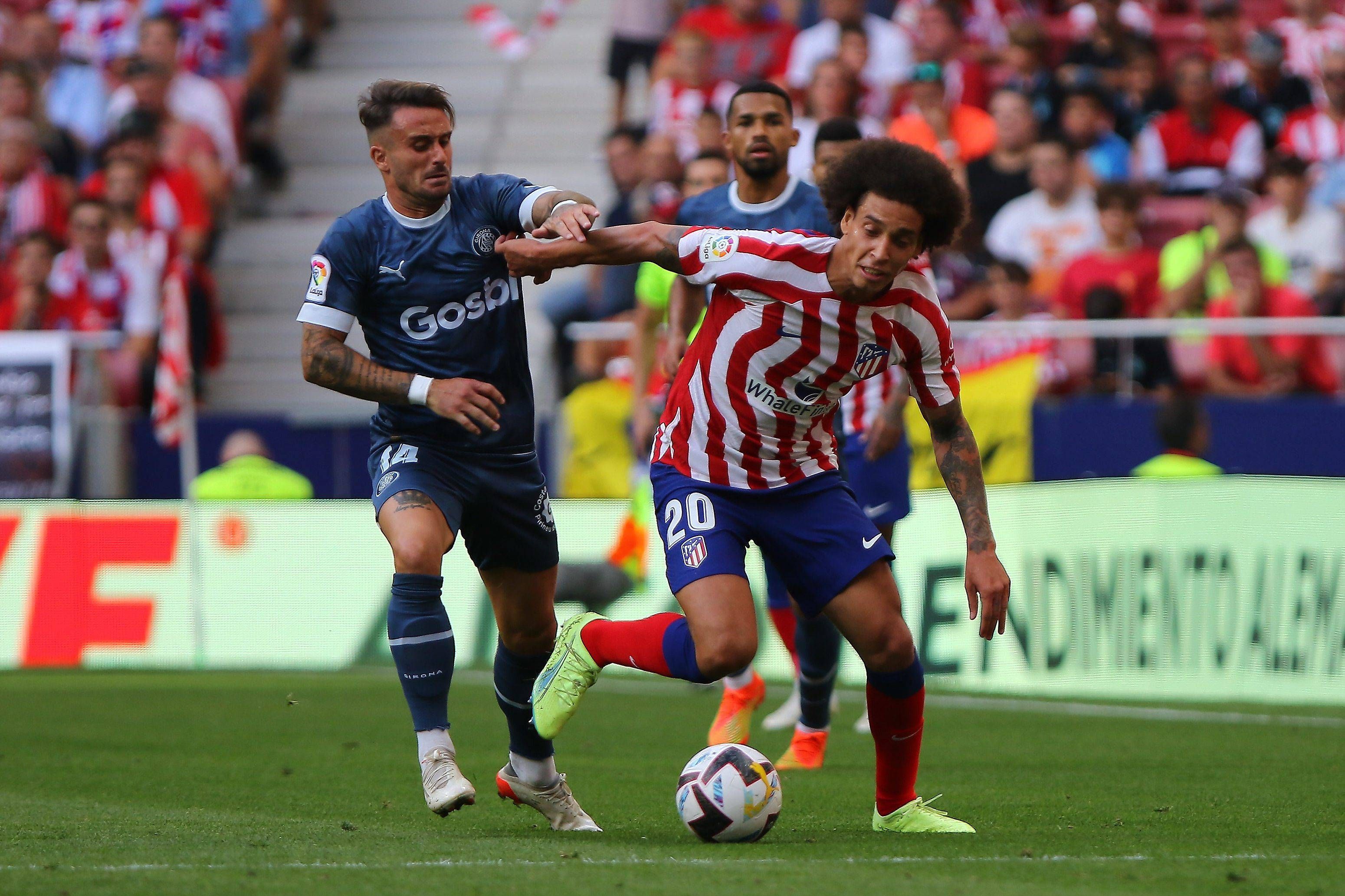  Aleix García persigue a Witsel.