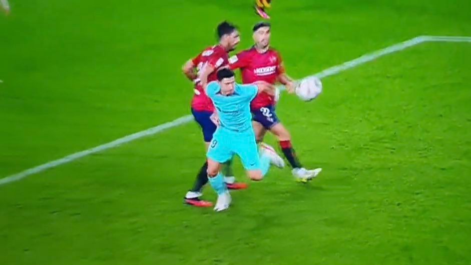 Alejandro Catena derriba a Robert Lewandowski en el Osasuna-Barcelona