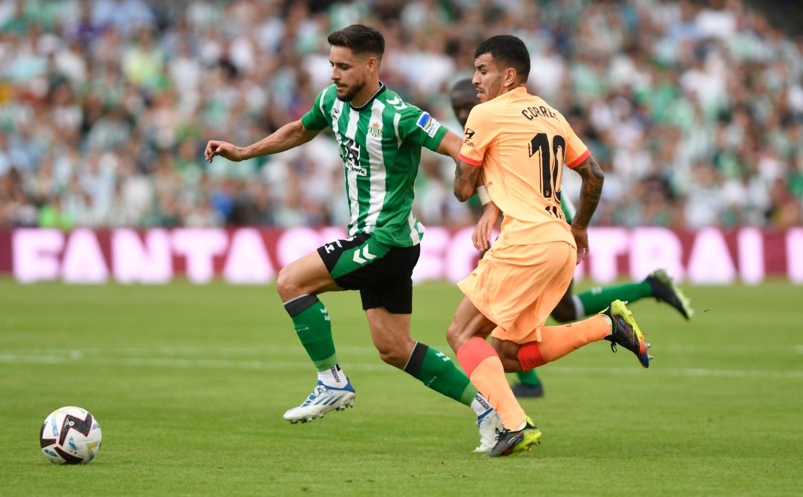 Álex Moreno, ante el Atlético