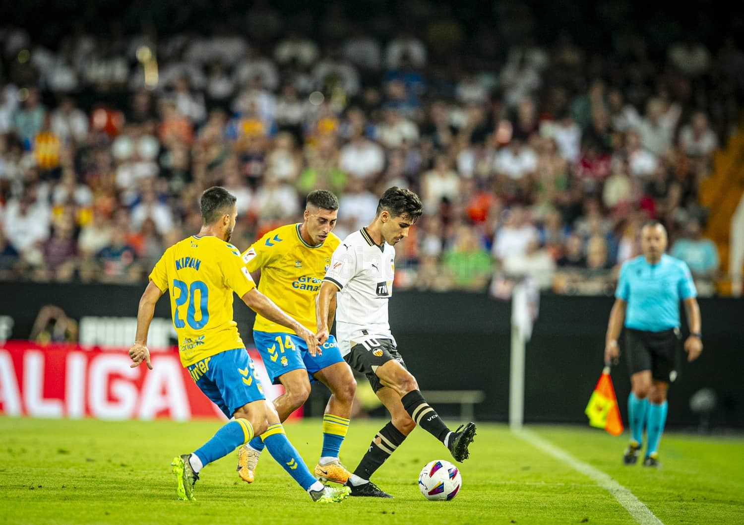 Kirian Rodríguez presiona a André Almeida en Mestalla