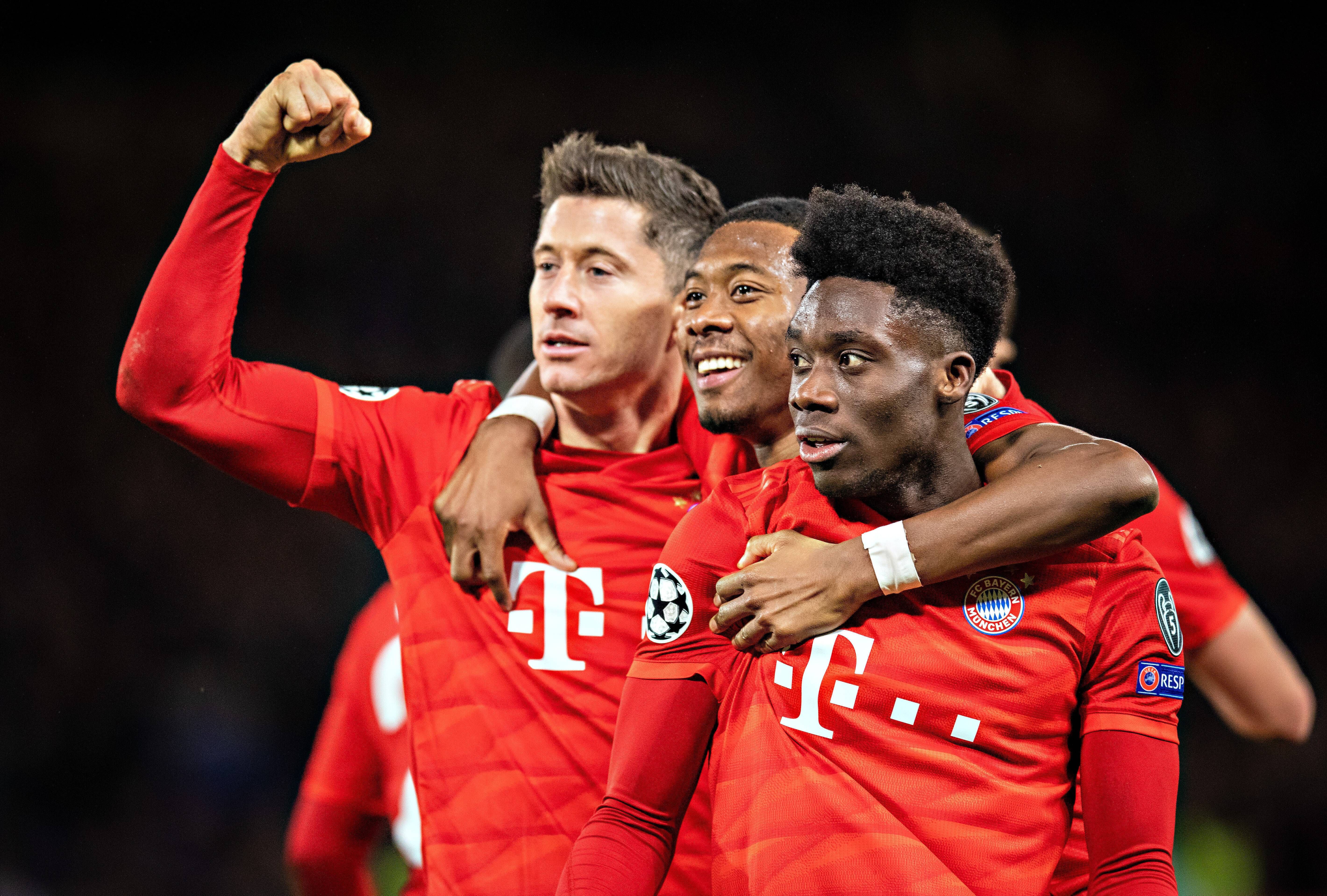 Alphonso Davies junto a Alaba y Lewandowski en el Bayern.