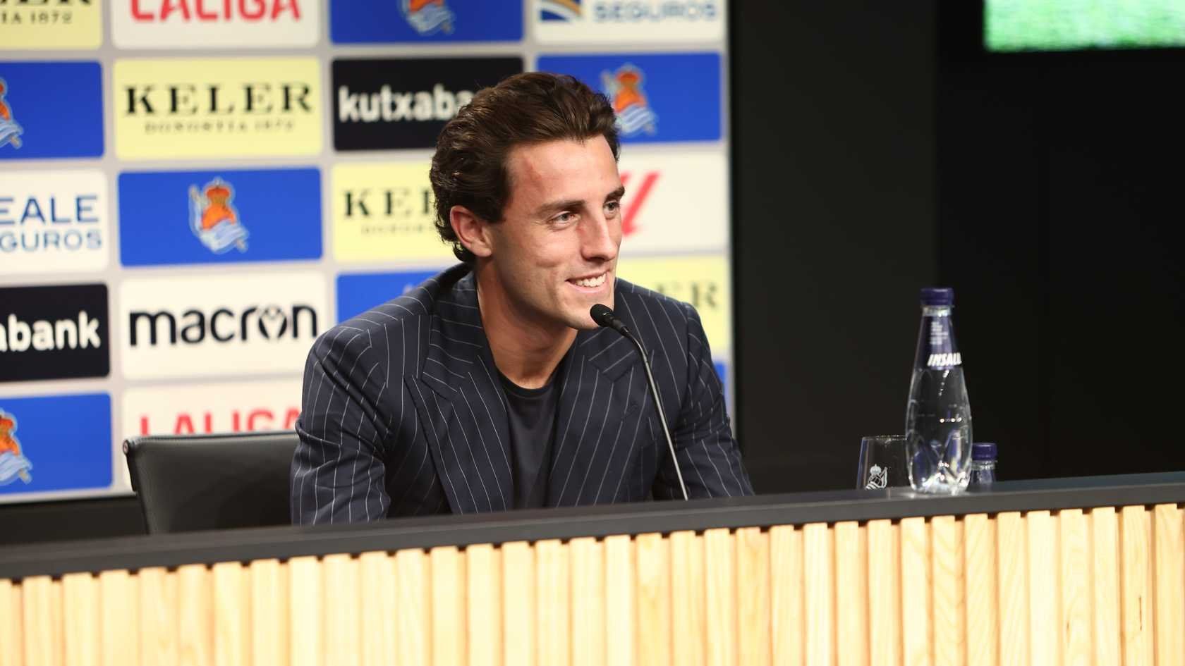  Álvaro Odriozola, en su presentación como nuevo jugador de la Real Sociedad
