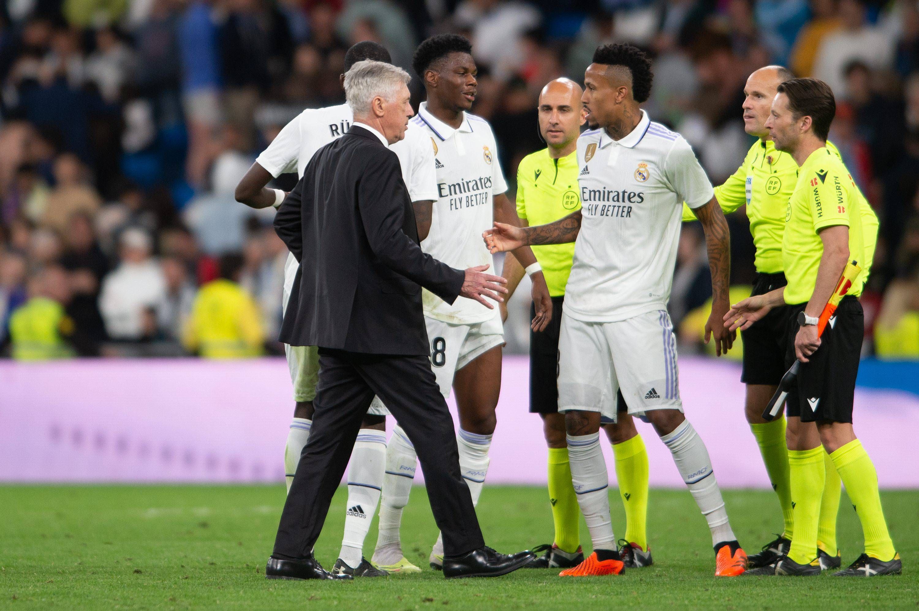 Carlo Ancelotti, con Militao y Tchouaméni tras un partido del Real Madrid.