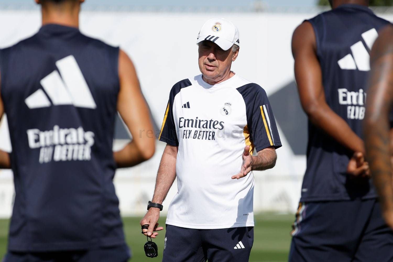  Carlo Ancelotti da órdenes en un entrenamiento.