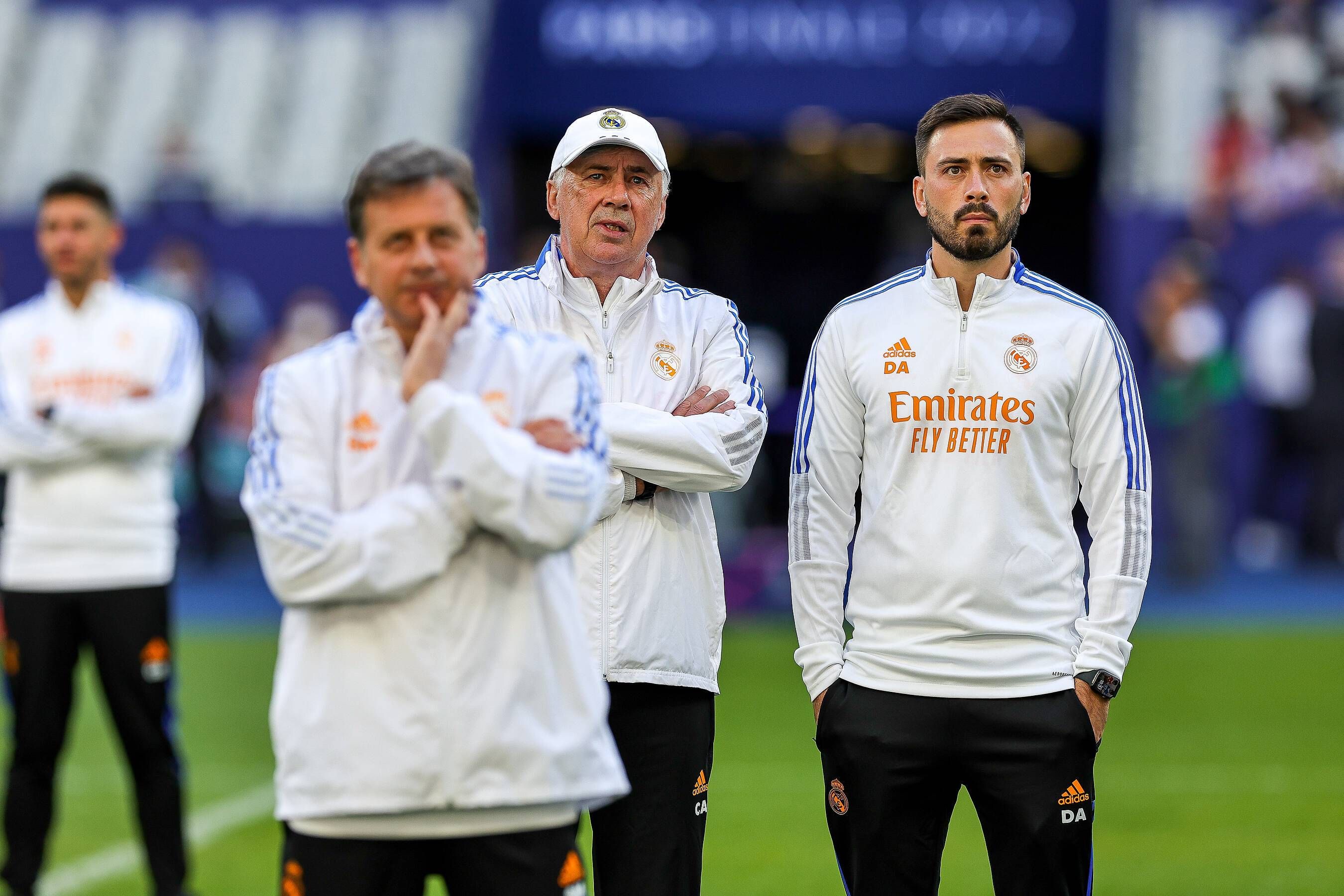 Ancelotti y su hijo Davide observan a sus jugadores en la previa de la final de la Champions (Foto: