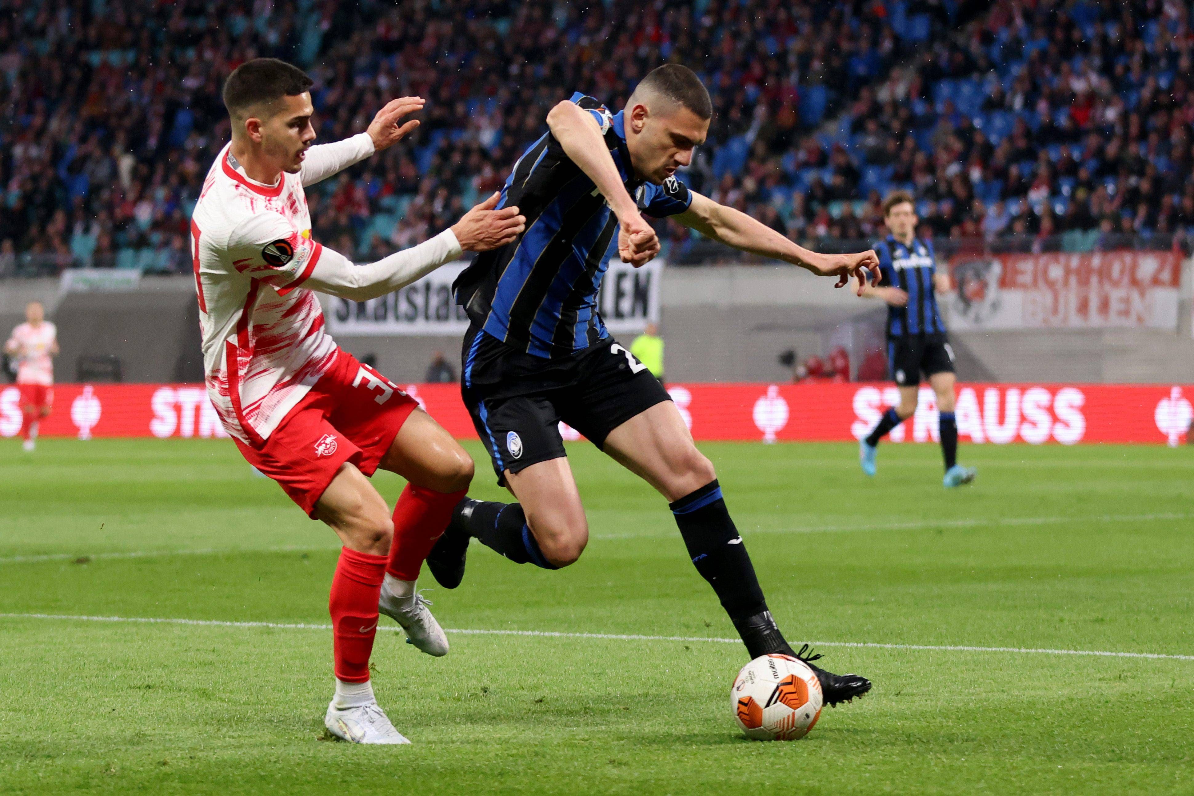 André Silva pelea con Demiral por un balón.