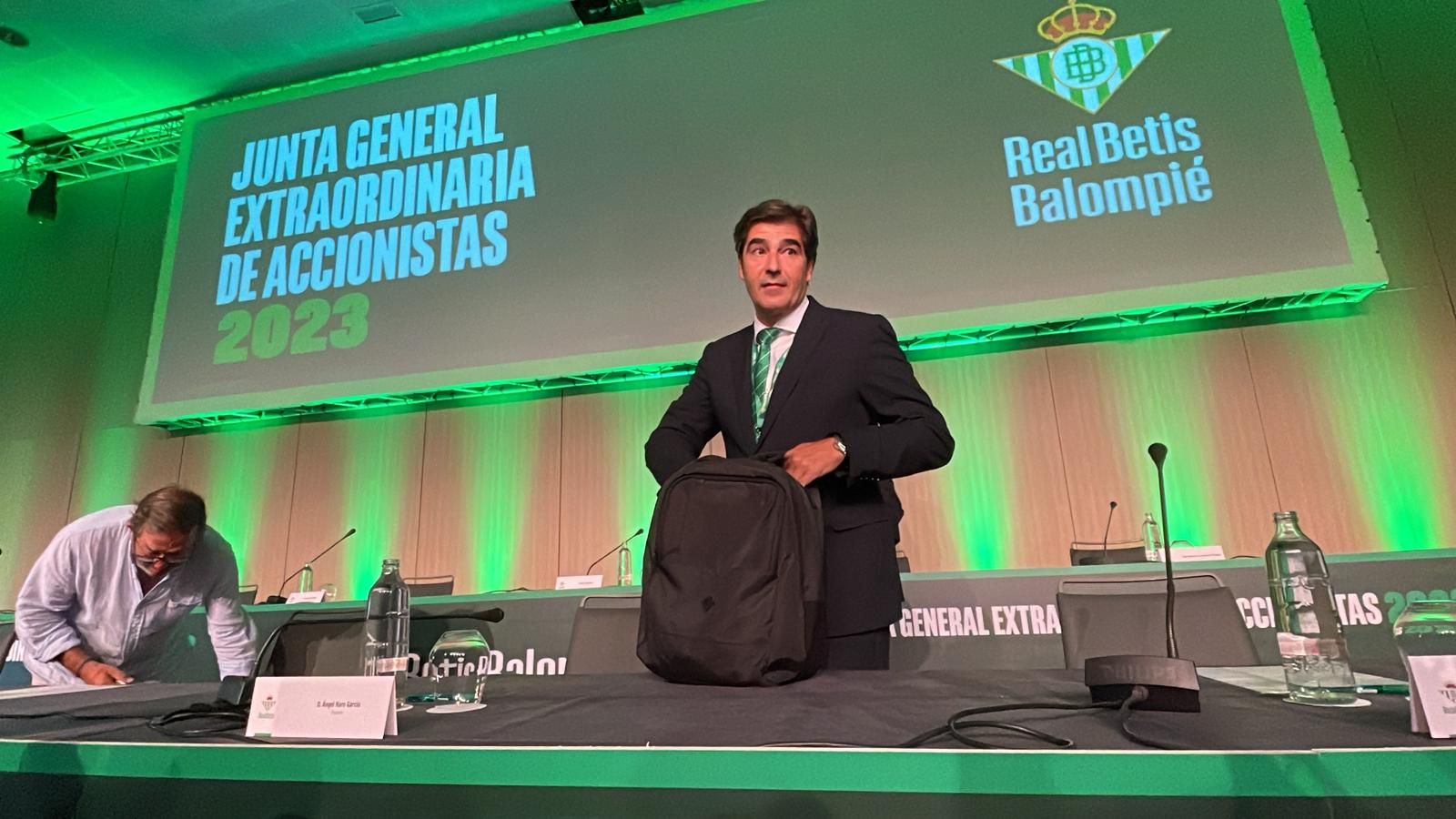 Ángel Haro preside la mesa del consejo (Foto: Kiko Hurtado)