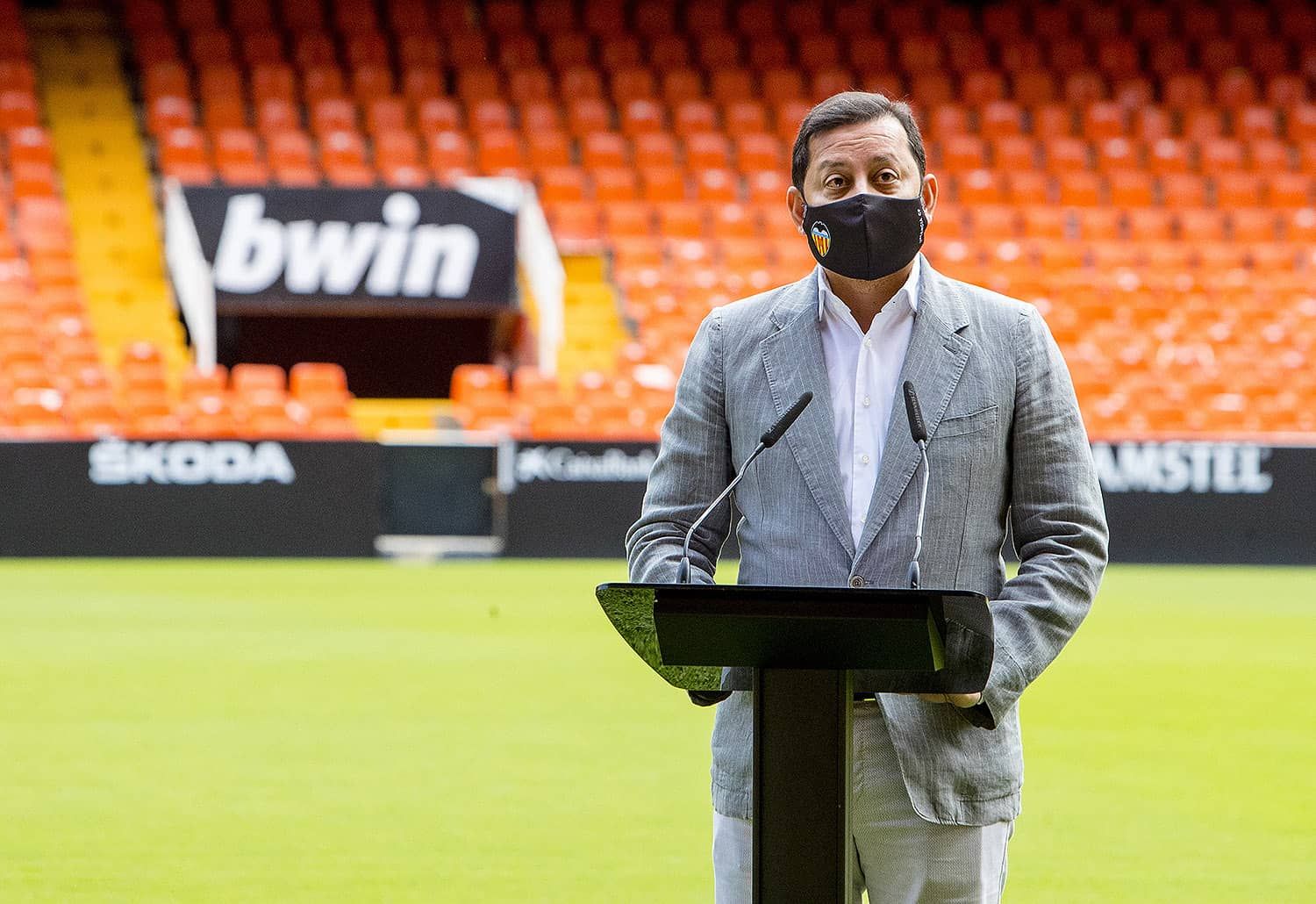  Anil Murthy presenta los ninots de Fallas para los clubs que visiten Mestalla