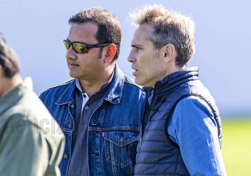  Anil Murthy y Corona