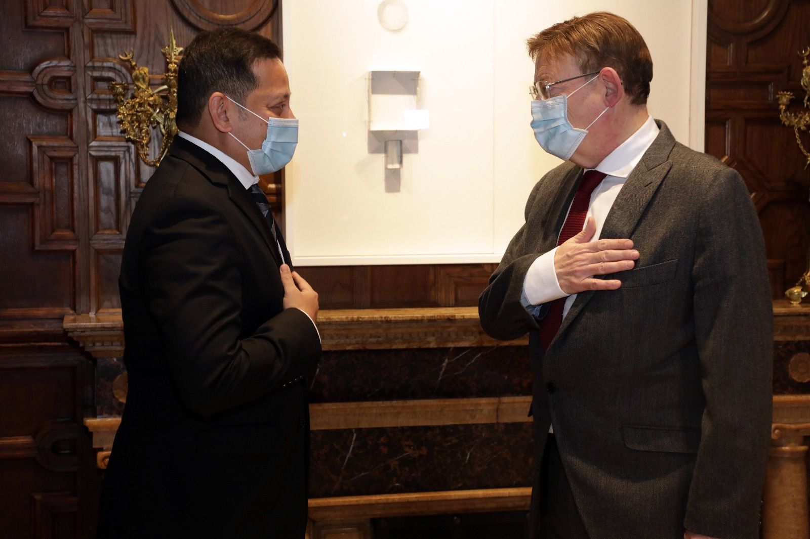  Anil Murthy y Joey Lim se reúnen con Ximo Puig para hablar del Nuevo Estadio