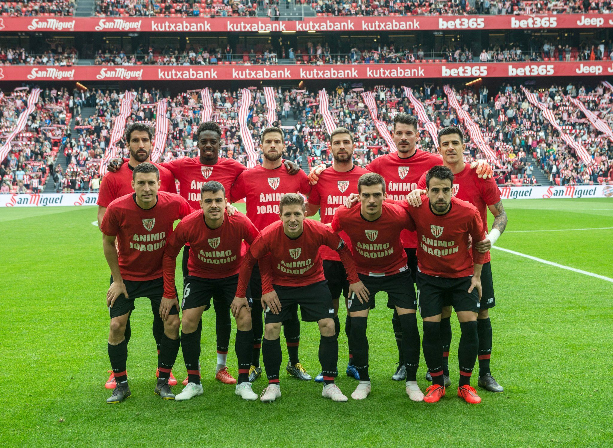  El once del Athletic Club posando con la camiseta de ánimo a Joaquín Caparrós.