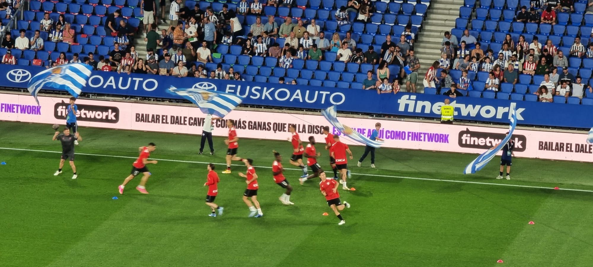 El Athletic calienta en Anoeta para el derbi vasco.