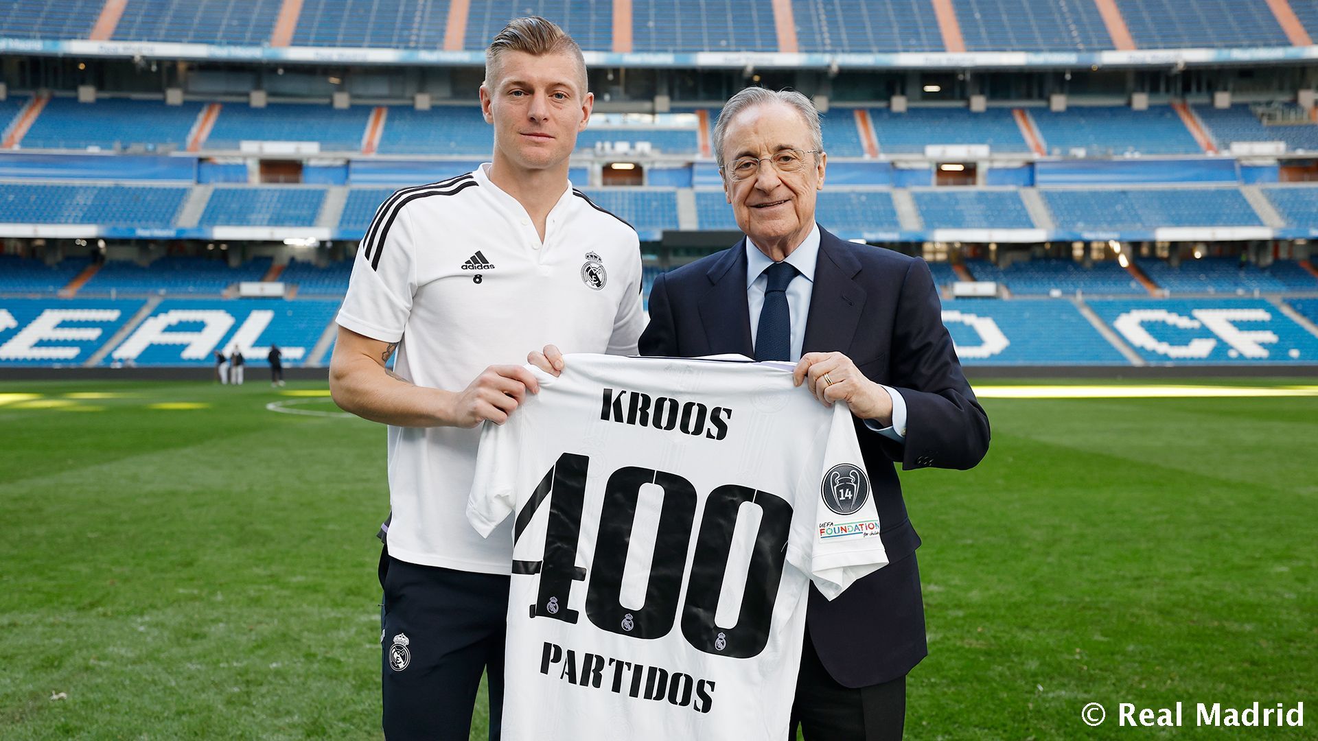 Toni Kroos posa con Florentino Pérez tras cumplir 400 partidos con el Real Madrid.