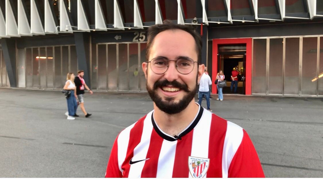 Jon Azanza, seguidor del Athletic Club, con ElDesmarque ante San Mamés.