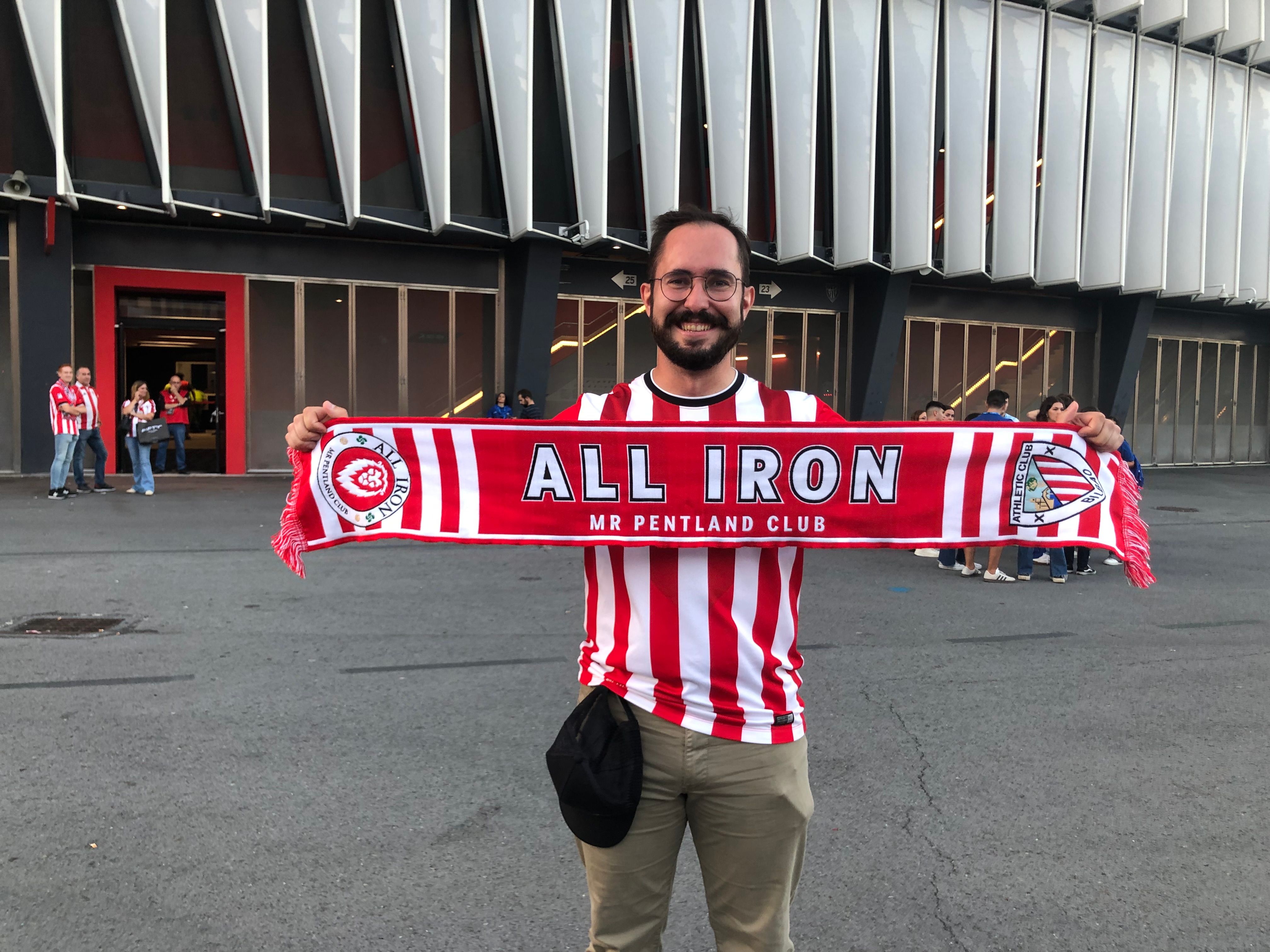 Jon Azanza, seguidor del Athletic Club, con ElDesmarque Bizkaia ante San Mamés.