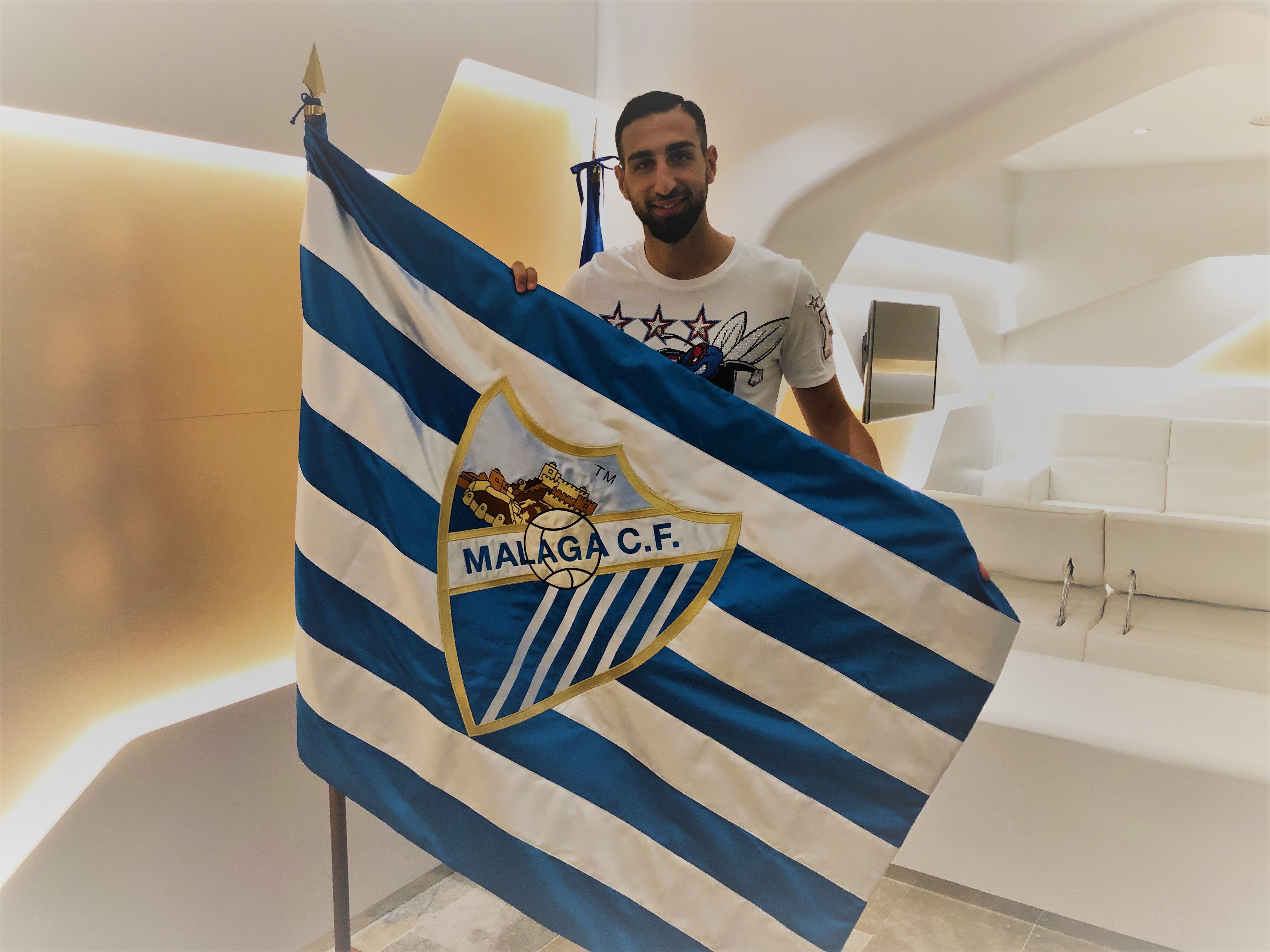  José Rodríguez posa con la bandera del Málaga tras su fichaje.