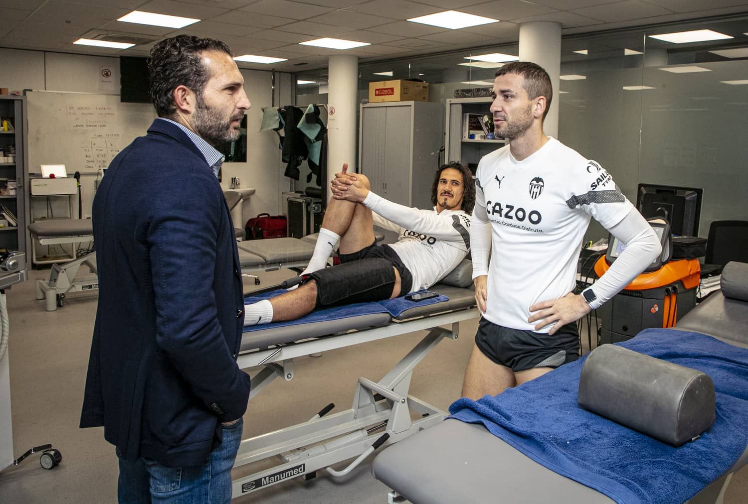  Baraja conoce a los lesionados Cavani y Jaume