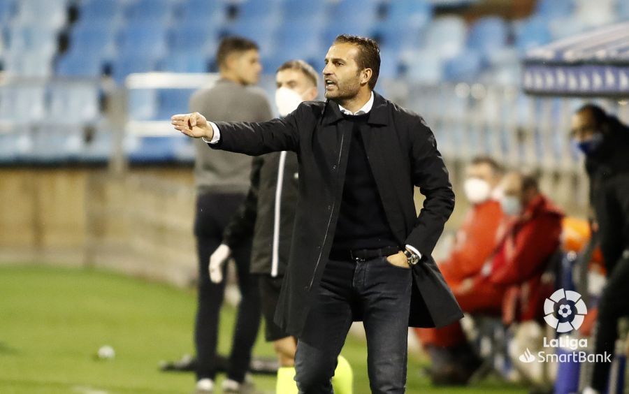  Baraja da instrucciones durante el partido ante el Sabadell.