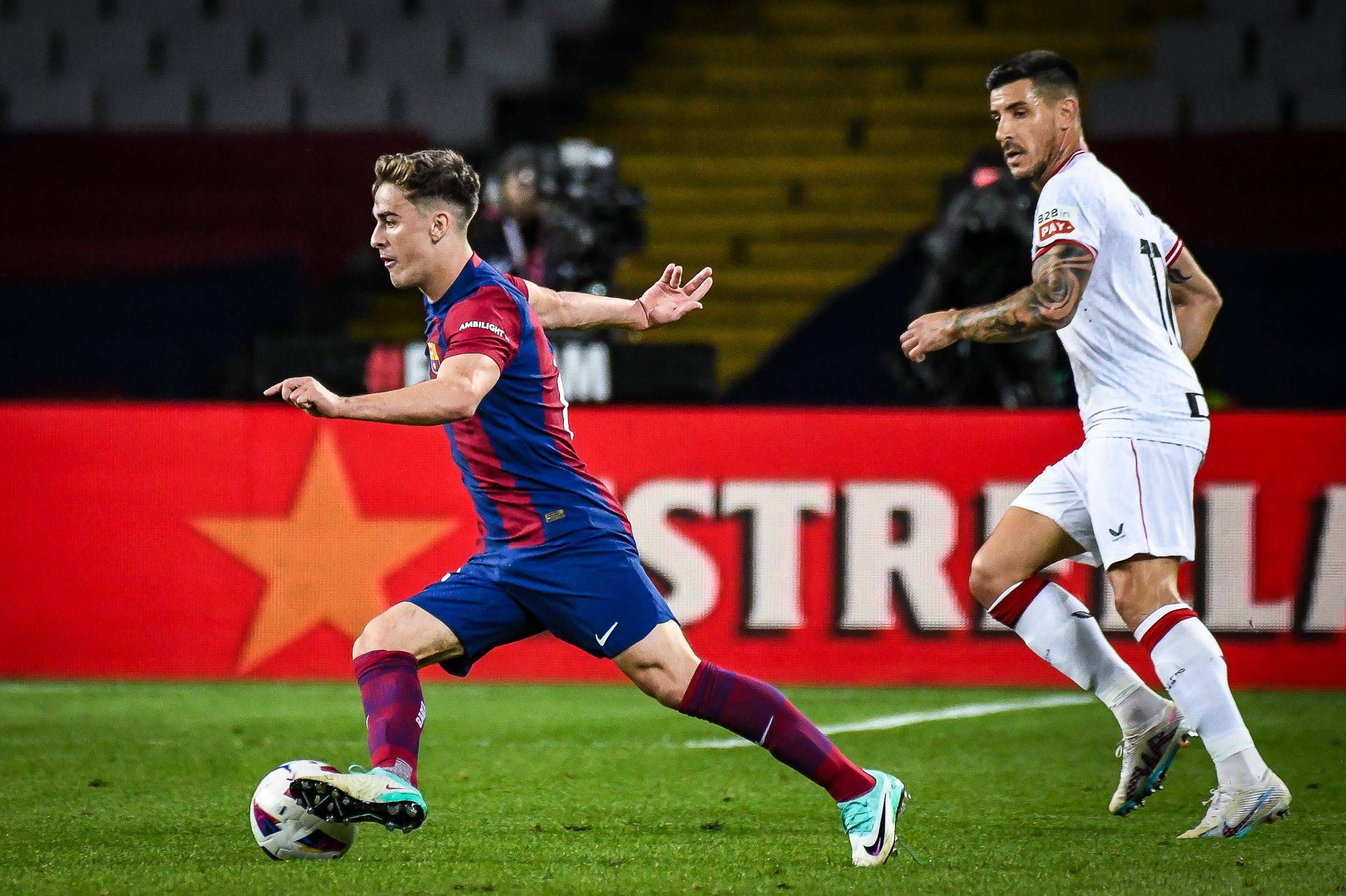  Gavi controla el balón en el Barcelona-Athletic.