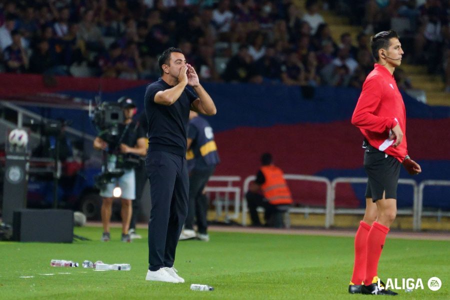  Xavi Hernández da instrucciones en el Barcelona-Sevilla.