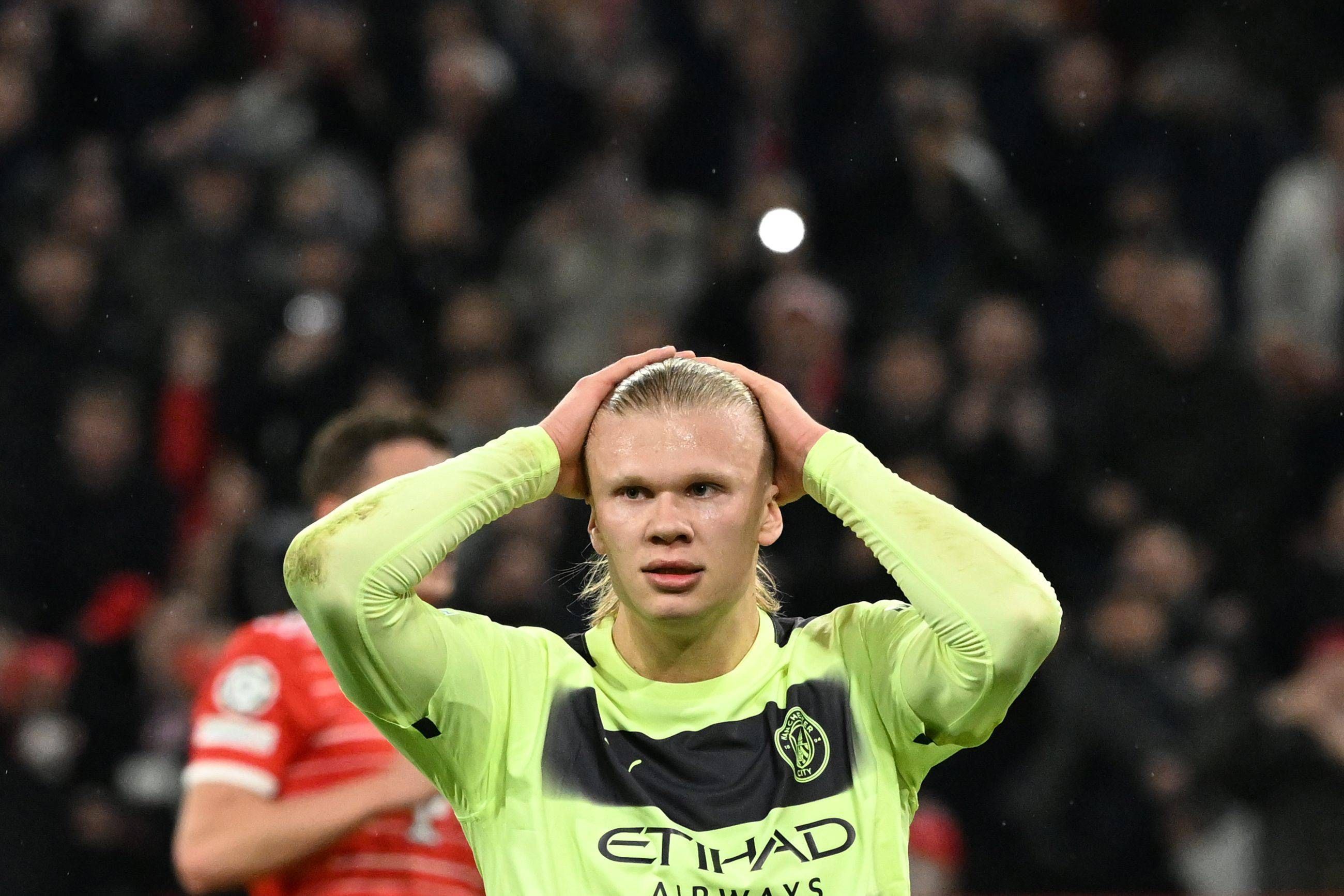  Haaland se lamenta en el Bayern-City tras fallar un penalti.
