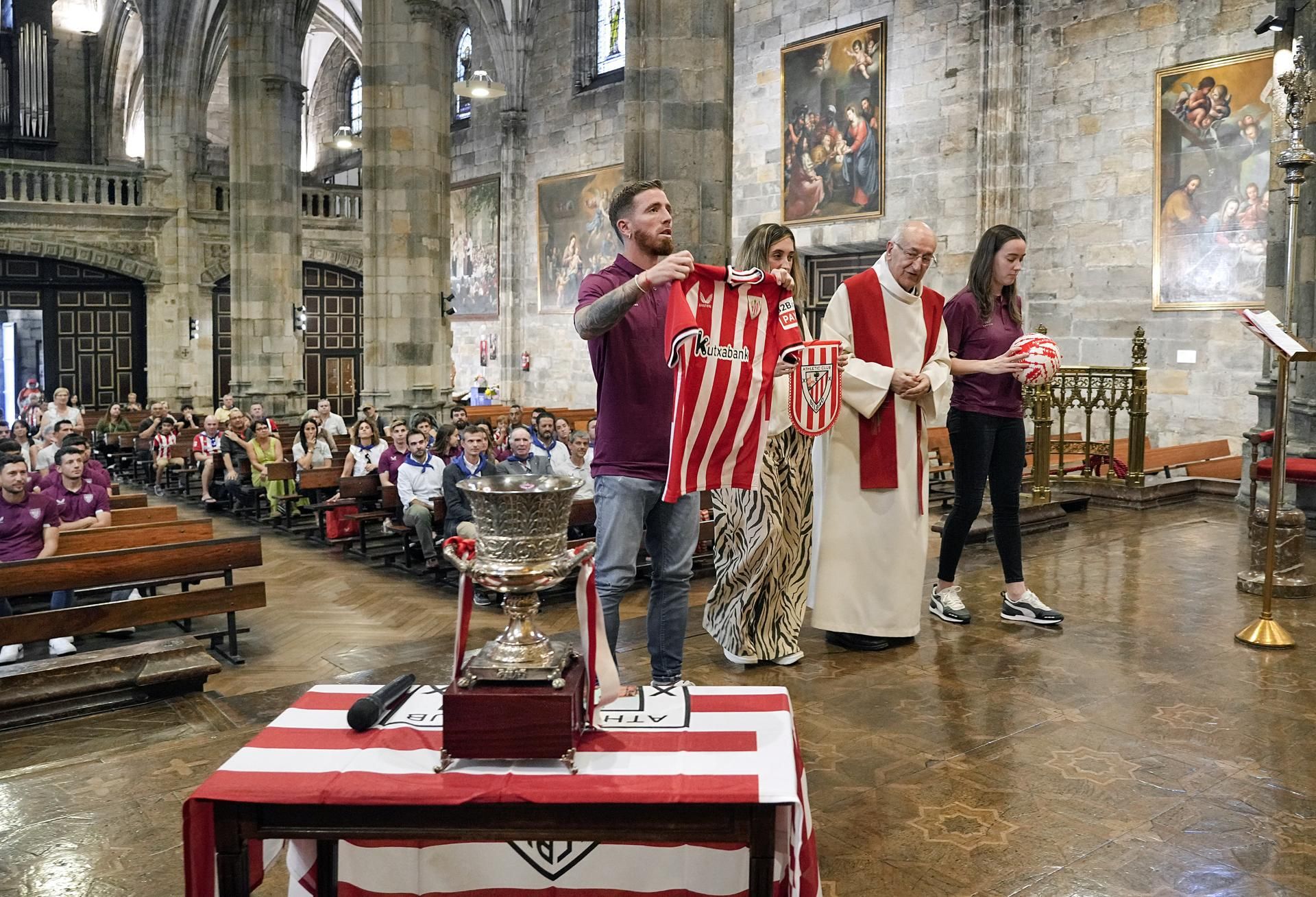  Ofrenda de Iker Muniain y Marta Perea en la Basílica de Begoña junto con el párroco.